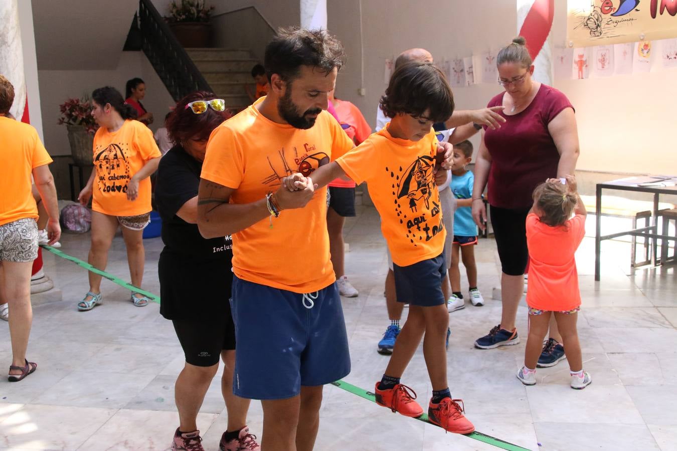 'Euexia Rural' ha celebrado, este fin de semana, su primer 'Campus deportivo inclusivo'. La actividad se ha desarrollado en el Palacio de los Guzmanes y ha contado con un variado programa de actividades: juegos acuáticos, 'máster chef', cine, baloncesto, fútbol, tenis, actividades nocturnas, etc. Jesús Sosa, presidente de la citada Asociación, ha señalado que «ha sido un campus muy diferente, tanto por el aprendizaje en diversidad de los niños como por el entorno en el que ha tenido lugar». Unas 55 personas, entre ellas, 25 niños, han formado parte de este Campus en el que «personas con discapacidad de nuestra asociación y otros colectivos en riesgo de exclusión social han participado con el rol de monitores, perdiendo, así, el rol de beneficiarios que han venido teniendo históricamente», indica Sosa. La actividad ha contado con el apoyo de la Fundación 'Alfonso Gallardo' y la colaboración de la Diputación de Badajoz, el Ayuntamiento de Jerez y la Fundación 'Decathlon'.