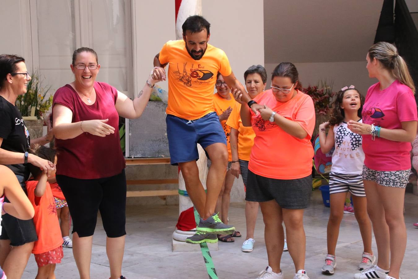 'Euexia Rural' ha celebrado, este fin de semana, su primer 'Campus deportivo inclusivo'. La actividad se ha desarrollado en el Palacio de los Guzmanes y ha contado con un variado programa de actividades: juegos acuáticos, 'máster chef', cine, baloncesto, fútbol, tenis, actividades nocturnas, etc. Jesús Sosa, presidente de la citada Asociación, ha señalado que «ha sido un campus muy diferente, tanto por el aprendizaje en diversidad de los niños como por el entorno en el que ha tenido lugar». Unas 55 personas, entre ellas, 25 niños, han formado parte de este Campus en el que «personas con discapacidad de nuestra asociación y otros colectivos en riesgo de exclusión social han participado con el rol de monitores, perdiendo, así, el rol de beneficiarios que han venido teniendo históricamente», indica Sosa. La actividad ha contado con el apoyo de la Fundación 'Alfonso Gallardo' y la colaboración de la Diputación de Badajoz, el Ayuntamiento de Jerez y la Fundación 'Decathlon'.