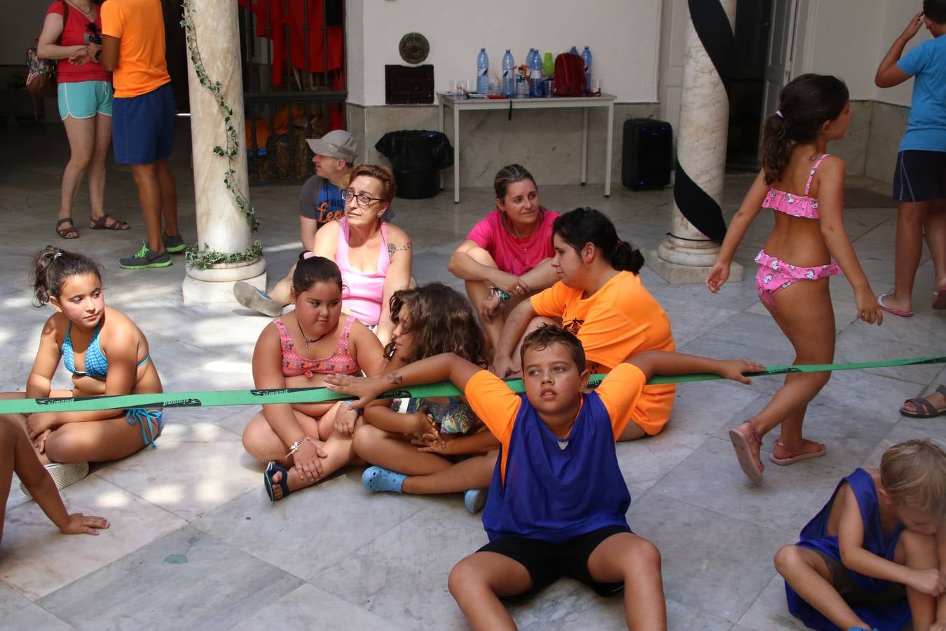 'Euexia Rural' ha celebrado, este fin de semana, su primer 'Campus deportivo inclusivo'. La actividad se ha desarrollado en el Palacio de los Guzmanes y ha contado con un variado programa de actividades: juegos acuáticos, 'máster chef', cine, baloncesto, fútbol, tenis, actividades nocturnas, etc. Jesús Sosa, presidente de la citada Asociación, ha señalado que «ha sido un campus muy diferente, tanto por el aprendizaje en diversidad de los niños como por el entorno en el que ha tenido lugar». Unas 55 personas, entre ellas, 25 niños, han formado parte de este Campus en el que «personas con discapacidad de nuestra asociación y otros colectivos en riesgo de exclusión social han participado con el rol de monitores, perdiendo, así, el rol de beneficiarios que han venido teniendo históricamente», indica Sosa. La actividad ha contado con el apoyo de la Fundación 'Alfonso Gallardo' y la colaboración de la Diputación de Badajoz, el Ayuntamiento de Jerez y la Fundación 'Decathlon'.