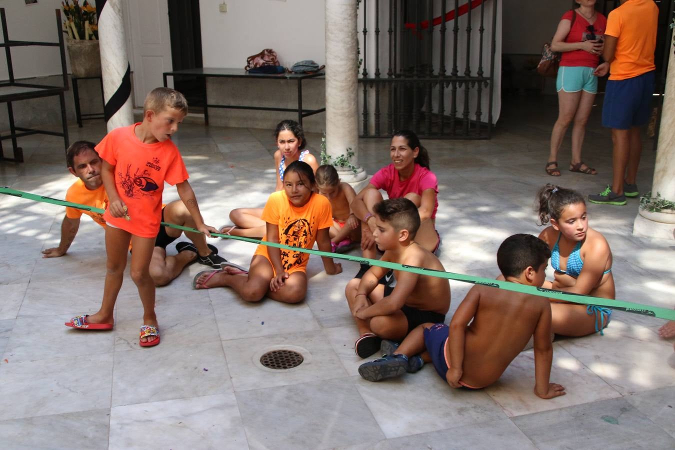 'Euexia Rural' ha celebrado, este fin de semana, su primer 'Campus deportivo inclusivo'. La actividad se ha desarrollado en el Palacio de los Guzmanes y ha contado con un variado programa de actividades: juegos acuáticos, 'máster chef', cine, baloncesto, fútbol, tenis, actividades nocturnas, etc. Jesús Sosa, presidente de la citada Asociación, ha señalado que «ha sido un campus muy diferente, tanto por el aprendizaje en diversidad de los niños como por el entorno en el que ha tenido lugar». Unas 55 personas, entre ellas, 25 niños, han formado parte de este Campus en el que «personas con discapacidad de nuestra asociación y otros colectivos en riesgo de exclusión social han participado con el rol de monitores, perdiendo, así, el rol de beneficiarios que han venido teniendo históricamente», indica Sosa. La actividad ha contado con el apoyo de la Fundación 'Alfonso Gallardo' y la colaboración de la Diputación de Badajoz, el Ayuntamiento de Jerez y la Fundación 'Decathlon'.