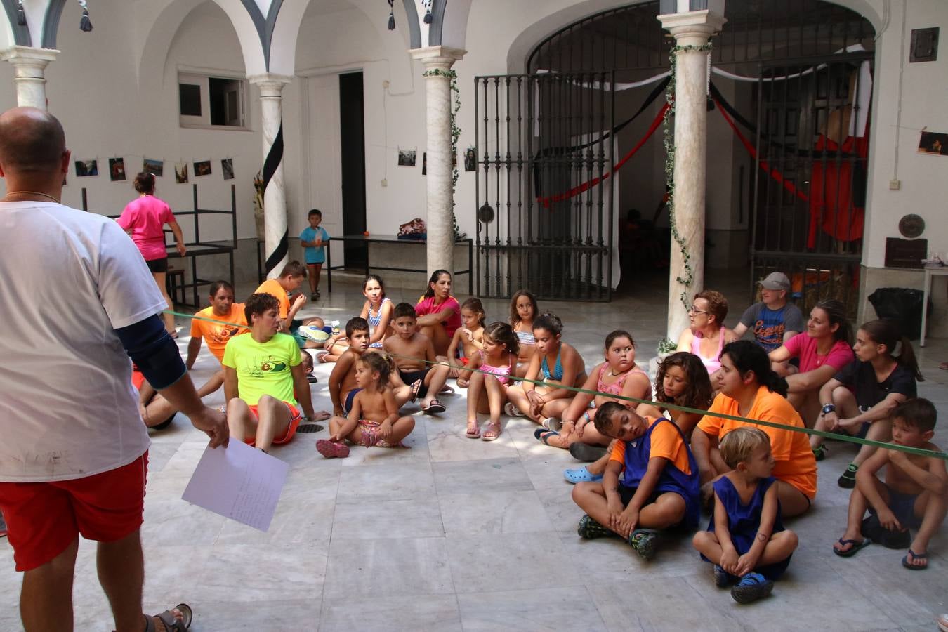 'Euexia Rural' ha celebrado, este fin de semana, su primer 'Campus deportivo inclusivo'. La actividad se ha desarrollado en el Palacio de los Guzmanes y ha contado con un variado programa de actividades: juegos acuáticos, 'máster chef', cine, baloncesto, fútbol, tenis, actividades nocturnas, etc. Jesús Sosa, presidente de la citada Asociación, ha señalado que «ha sido un campus muy diferente, tanto por el aprendizaje en diversidad de los niños como por el entorno en el que ha tenido lugar». Unas 55 personas, entre ellas, 25 niños, han formado parte de este Campus en el que «personas con discapacidad de nuestra asociación y otros colectivos en riesgo de exclusión social han participado con el rol de monitores, perdiendo, así, el rol de beneficiarios que han venido teniendo históricamente», indica Sosa. La actividad ha contado con el apoyo de la Fundación 'Alfonso Gallardo' y la colaboración de la Diputación de Badajoz, el Ayuntamiento de Jerez y la Fundación 'Decathlon'.