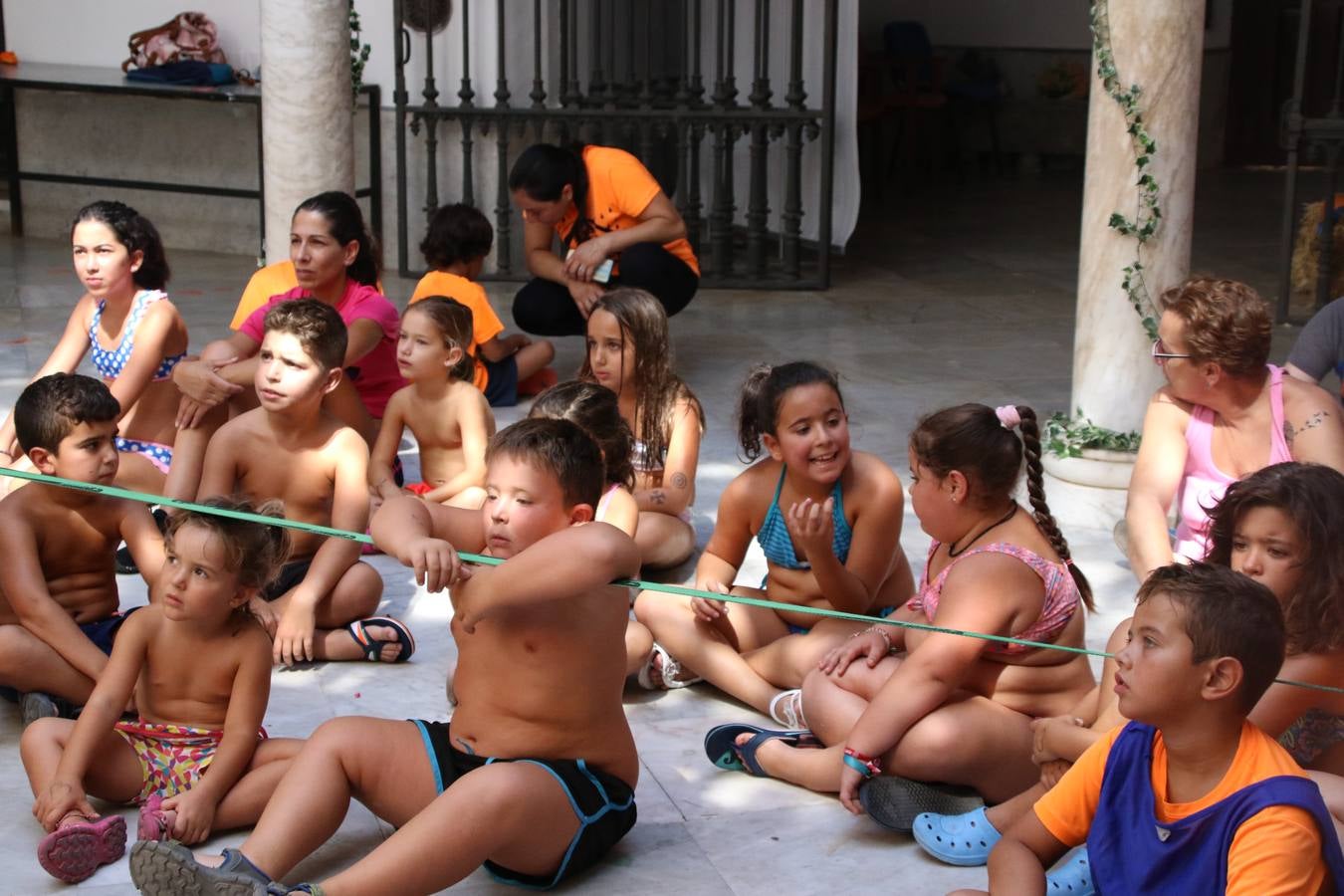 'Euexia Rural' ha celebrado, este fin de semana, su primer 'Campus deportivo inclusivo'. La actividad se ha desarrollado en el Palacio de los Guzmanes y ha contado con un variado programa de actividades: juegos acuáticos, 'máster chef', cine, baloncesto, fútbol, tenis, actividades nocturnas, etc. Jesús Sosa, presidente de la citada Asociación, ha señalado que «ha sido un campus muy diferente, tanto por el aprendizaje en diversidad de los niños como por el entorno en el que ha tenido lugar». Unas 55 personas, entre ellas, 25 niños, han formado parte de este Campus en el que «personas con discapacidad de nuestra asociación y otros colectivos en riesgo de exclusión social han participado con el rol de monitores, perdiendo, así, el rol de beneficiarios que han venido teniendo históricamente», indica Sosa. La actividad ha contado con el apoyo de la Fundación 'Alfonso Gallardo' y la colaboración de la Diputación de Badajoz, el Ayuntamiento de Jerez y la Fundación 'Decathlon'.