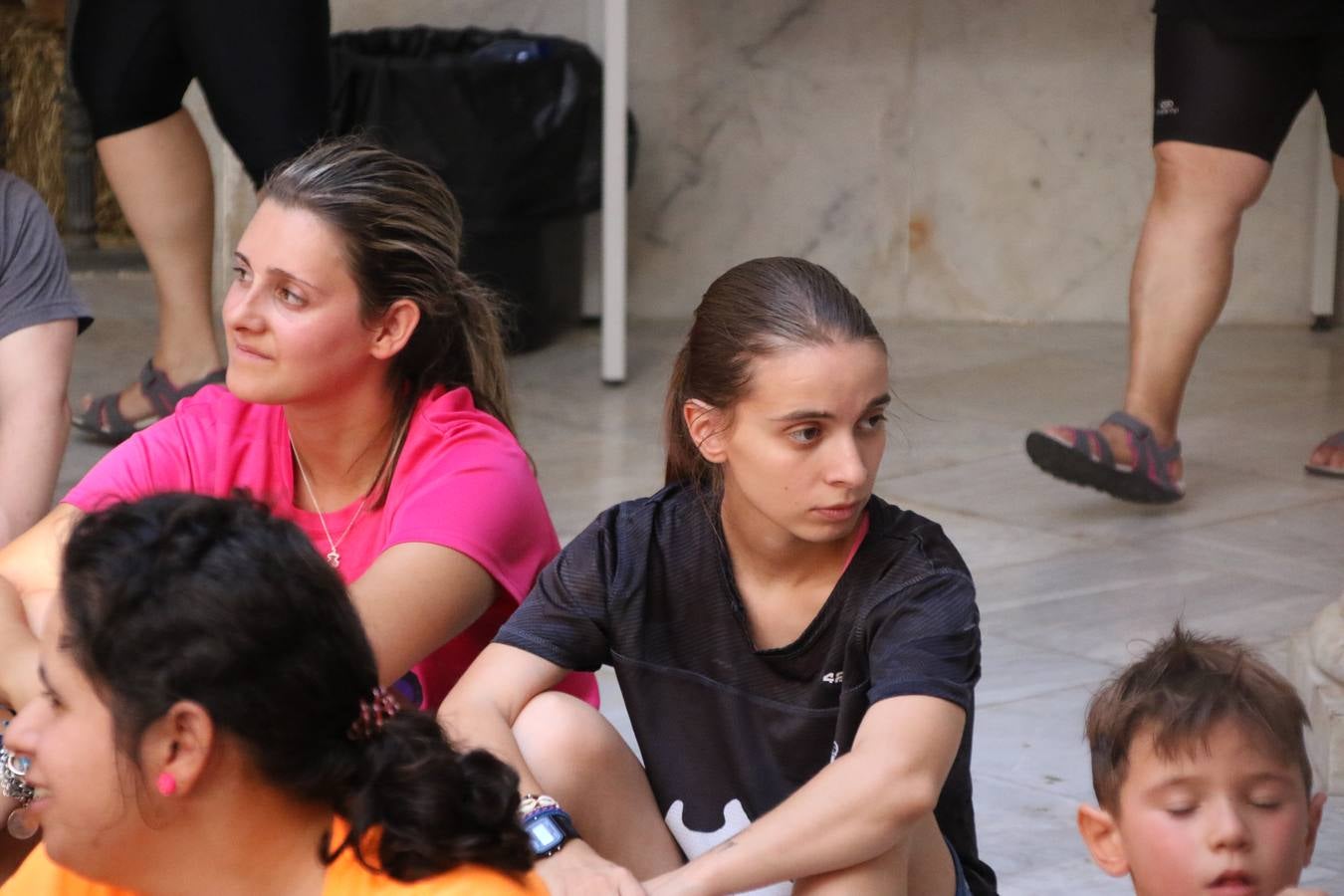 'Euexia Rural' ha celebrado, este fin de semana, su primer 'Campus deportivo inclusivo'. La actividad se ha desarrollado en el Palacio de los Guzmanes y ha contado con un variado programa de actividades: juegos acuáticos, 'máster chef', cine, baloncesto, fútbol, tenis, actividades nocturnas, etc. Jesús Sosa, presidente de la citada Asociación, ha señalado que «ha sido un campus muy diferente, tanto por el aprendizaje en diversidad de los niños como por el entorno en el que ha tenido lugar». Unas 55 personas, entre ellas, 25 niños, han formado parte de este Campus en el que «personas con discapacidad de nuestra asociación y otros colectivos en riesgo de exclusión social han participado con el rol de monitores, perdiendo, así, el rol de beneficiarios que han venido teniendo históricamente», indica Sosa. La actividad ha contado con el apoyo de la Fundación 'Alfonso Gallardo' y la colaboración de la Diputación de Badajoz, el Ayuntamiento de Jerez y la Fundación 'Decathlon'.
