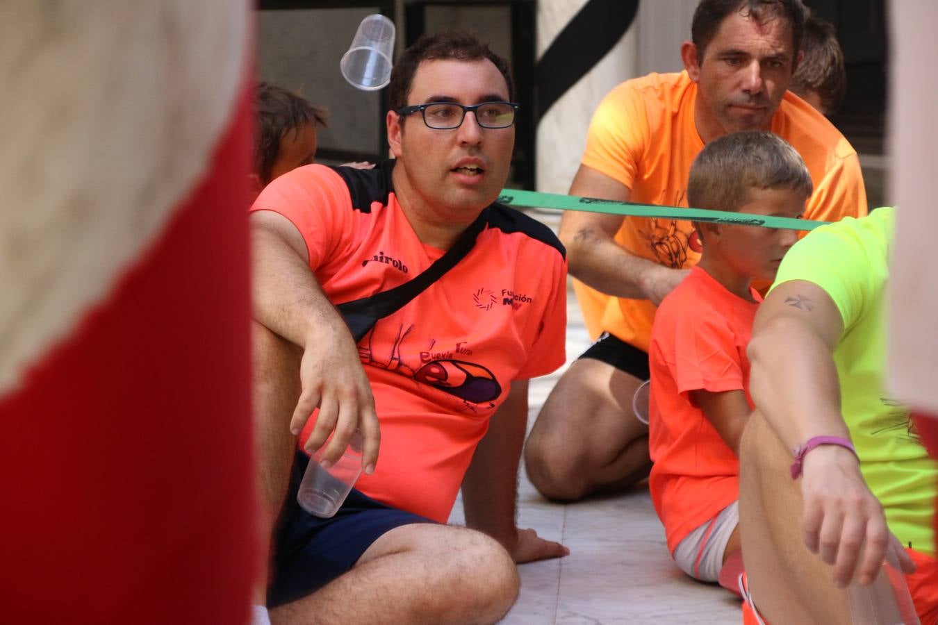 'Euexia Rural' ha celebrado, este fin de semana, su primer 'Campus deportivo inclusivo'. La actividad se ha desarrollado en el Palacio de los Guzmanes y ha contado con un variado programa de actividades: juegos acuáticos, 'máster chef', cine, baloncesto, fútbol, tenis, actividades nocturnas, etc. Jesús Sosa, presidente de la citada Asociación, ha señalado que «ha sido un campus muy diferente, tanto por el aprendizaje en diversidad de los niños como por el entorno en el que ha tenido lugar». Unas 55 personas, entre ellas, 25 niños, han formado parte de este Campus en el que «personas con discapacidad de nuestra asociación y otros colectivos en riesgo de exclusión social han participado con el rol de monitores, perdiendo, así, el rol de beneficiarios que han venido teniendo históricamente», indica Sosa. La actividad ha contado con el apoyo de la Fundación 'Alfonso Gallardo' y la colaboración de la Diputación de Badajoz, el Ayuntamiento de Jerez y la Fundación 'Decathlon'.