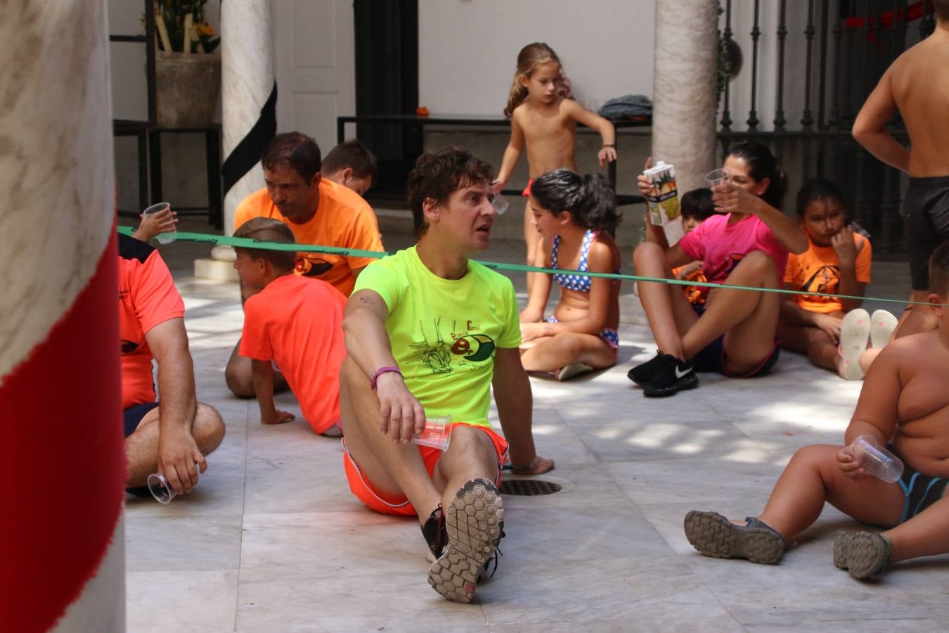 'Euexia Rural' ha celebrado, este fin de semana, su primer 'Campus deportivo inclusivo'. La actividad se ha desarrollado en el Palacio de los Guzmanes y ha contado con un variado programa de actividades: juegos acuáticos, 'máster chef', cine, baloncesto, fútbol, tenis, actividades nocturnas, etc. Jesús Sosa, presidente de la citada Asociación, ha señalado que «ha sido un campus muy diferente, tanto por el aprendizaje en diversidad de los niños como por el entorno en el que ha tenido lugar». Unas 55 personas, entre ellas, 25 niños, han formado parte de este Campus en el que «personas con discapacidad de nuestra asociación y otros colectivos en riesgo de exclusión social han participado con el rol de monitores, perdiendo, así, el rol de beneficiarios que han venido teniendo históricamente», indica Sosa. La actividad ha contado con el apoyo de la Fundación 'Alfonso Gallardo' y la colaboración de la Diputación de Badajoz, el Ayuntamiento de Jerez y la Fundación 'Decathlon'.