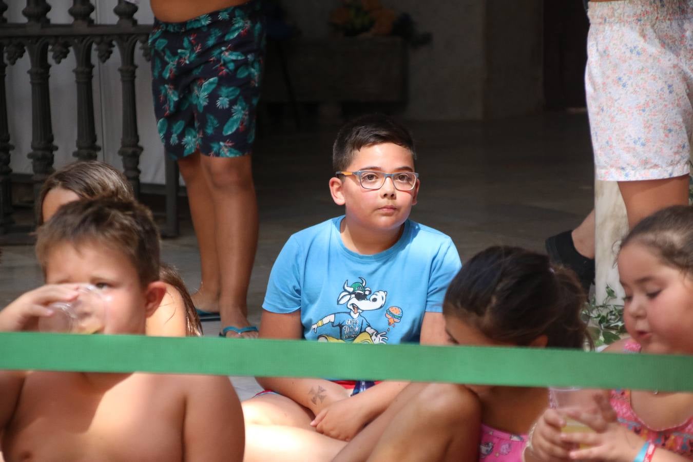'Euexia Rural' ha celebrado, este fin de semana, su primer 'Campus deportivo inclusivo'. La actividad se ha desarrollado en el Palacio de los Guzmanes y ha contado con un variado programa de actividades: juegos acuáticos, 'máster chef', cine, baloncesto, fútbol, tenis, actividades nocturnas, etc. Jesús Sosa, presidente de la citada Asociación, ha señalado que «ha sido un campus muy diferente, tanto por el aprendizaje en diversidad de los niños como por el entorno en el que ha tenido lugar». Unas 55 personas, entre ellas, 25 niños, han formado parte de este Campus en el que «personas con discapacidad de nuestra asociación y otros colectivos en riesgo de exclusión social han participado con el rol de monitores, perdiendo, así, el rol de beneficiarios que han venido teniendo históricamente», indica Sosa. La actividad ha contado con el apoyo de la Fundación 'Alfonso Gallardo' y la colaboración de la Diputación de Badajoz, el Ayuntamiento de Jerez y la Fundación 'Decathlon'.