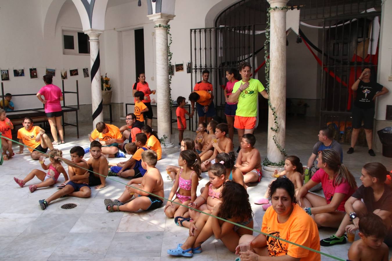 'Euexia Rural' ha celebrado, este fin de semana, su primer 'Campus deportivo inclusivo'. La actividad se ha desarrollado en el Palacio de los Guzmanes y ha contado con un variado programa de actividades: juegos acuáticos, 'máster chef', cine, baloncesto, fútbol, tenis, actividades nocturnas, etc. Jesús Sosa, presidente de la citada Asociación, ha señalado que «ha sido un campus muy diferente, tanto por el aprendizaje en diversidad de los niños como por el entorno en el que ha tenido lugar». Unas 55 personas, entre ellas, 25 niños, han formado parte de este Campus en el que «personas con discapacidad de nuestra asociación y otros colectivos en riesgo de exclusión social han participado con el rol de monitores, perdiendo, así, el rol de beneficiarios que han venido teniendo históricamente», indica Sosa. La actividad ha contado con el apoyo de la Fundación 'Alfonso Gallardo' y la colaboración de la Diputación de Badajoz, el Ayuntamiento de Jerez y la Fundación 'Decathlon'.