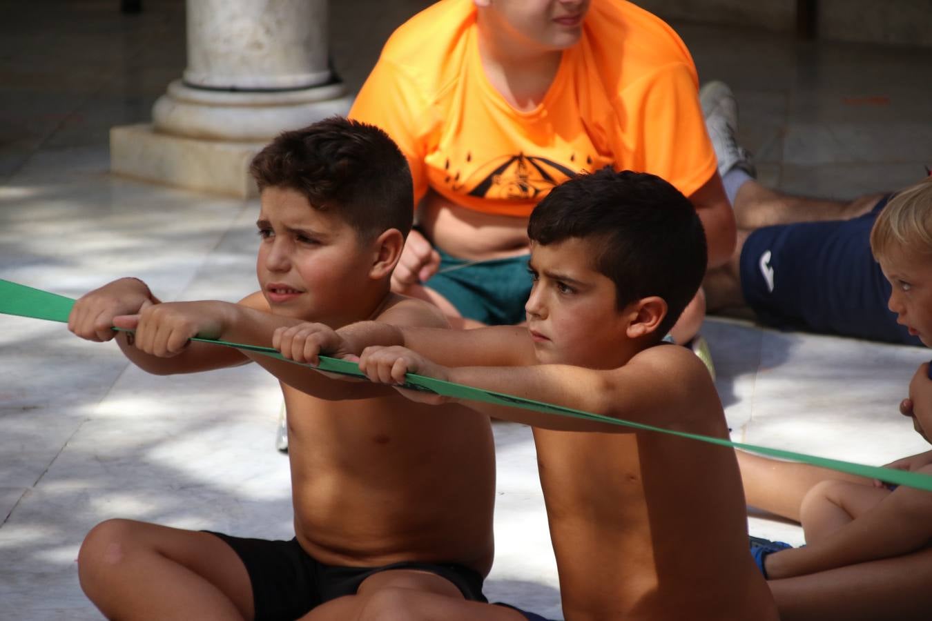 'Euexia Rural' ha celebrado, este fin de semana, su primer 'Campus deportivo inclusivo'. La actividad se ha desarrollado en el Palacio de los Guzmanes y ha contado con un variado programa de actividades: juegos acuáticos, 'máster chef', cine, baloncesto, fútbol, tenis, actividades nocturnas, etc. Jesús Sosa, presidente de la citada Asociación, ha señalado que «ha sido un campus muy diferente, tanto por el aprendizaje en diversidad de los niños como por el entorno en el que ha tenido lugar». Unas 55 personas, entre ellas, 25 niños, han formado parte de este Campus en el que «personas con discapacidad de nuestra asociación y otros colectivos en riesgo de exclusión social han participado con el rol de monitores, perdiendo, así, el rol de beneficiarios que han venido teniendo históricamente», indica Sosa. La actividad ha contado con el apoyo de la Fundación 'Alfonso Gallardo' y la colaboración de la Diputación de Badajoz, el Ayuntamiento de Jerez y la Fundación 'Decathlon'.