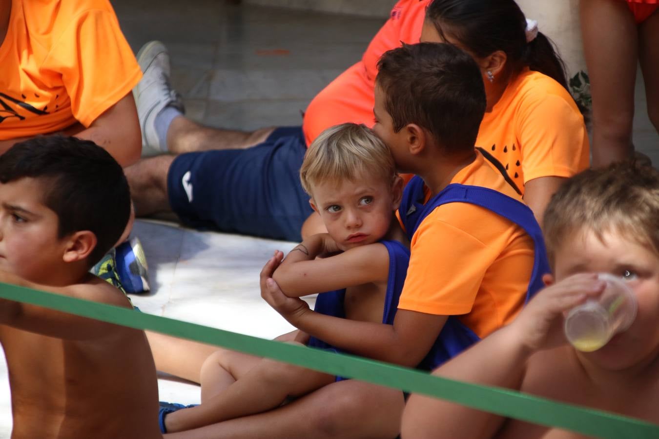 'Euexia Rural' ha celebrado, este fin de semana, su primer 'Campus deportivo inclusivo'. La actividad se ha desarrollado en el Palacio de los Guzmanes y ha contado con un variado programa de actividades: juegos acuáticos, 'máster chef', cine, baloncesto, fútbol, tenis, actividades nocturnas, etc. Jesús Sosa, presidente de la citada Asociación, ha señalado que «ha sido un campus muy diferente, tanto por el aprendizaje en diversidad de los niños como por el entorno en el que ha tenido lugar». Unas 55 personas, entre ellas, 25 niños, han formado parte de este Campus en el que «personas con discapacidad de nuestra asociación y otros colectivos en riesgo de exclusión social han participado con el rol de monitores, perdiendo, así, el rol de beneficiarios que han venido teniendo históricamente», indica Sosa. La actividad ha contado con el apoyo de la Fundación 'Alfonso Gallardo' y la colaboración de la Diputación de Badajoz, el Ayuntamiento de Jerez y la Fundación 'Decathlon'.