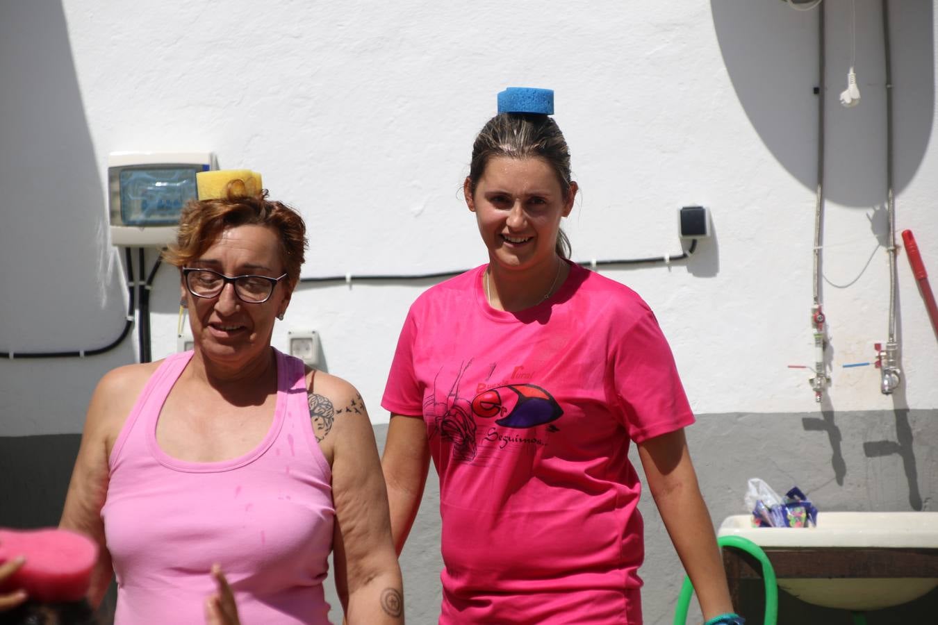 'Euexia Rural' ha celebrado, este fin de semana, su primer 'Campus deportivo inclusivo'. La actividad se ha desarrollado en el Palacio de los Guzmanes y ha contado con un variado programa de actividades: juegos acuáticos, 'máster chef', cine, baloncesto, fútbol, tenis, actividades nocturnas, etc. Jesús Sosa, presidente de la citada Asociación, ha señalado que «ha sido un campus muy diferente, tanto por el aprendizaje en diversidad de los niños como por el entorno en el que ha tenido lugar». Unas 55 personas, entre ellas, 25 niños, han formado parte de este Campus en el que «personas con discapacidad de nuestra asociación y otros colectivos en riesgo de exclusión social han participado con el rol de monitores, perdiendo, así, el rol de beneficiarios que han venido teniendo históricamente», indica Sosa. La actividad ha contado con el apoyo de la Fundación 'Alfonso Gallardo' y la colaboración de la Diputación de Badajoz, el Ayuntamiento de Jerez y la Fundación 'Decathlon'.