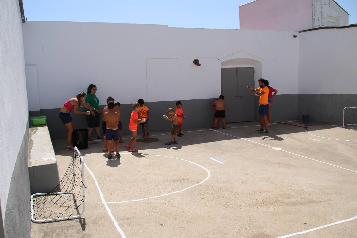 'Euexia Rural' ha celebrado, este fin de semana, su primer 'Campus deportivo inclusivo'. La actividad se ha desarrollado en el Palacio de los Guzmanes y ha contado con un variado programa de actividades: juegos acuáticos, 'máster chef', cine, baloncesto, fútbol, tenis, actividades nocturnas, etc. Jesús Sosa, presidente de la citada Asociación, ha señalado que «ha sido un campus muy diferente, tanto por el aprendizaje en diversidad de los niños como por el entorno en el que ha tenido lugar». Unas 55 personas, entre ellas, 25 niños, han formado parte de este Campus en el que «personas con discapacidad de nuestra asociación y otros colectivos en riesgo de exclusión social han participado con el rol de monitores, perdiendo, así, el rol de beneficiarios que han venido teniendo históricamente», indica Sosa. La actividad ha contado con el apoyo de la Fundación 'Alfonso Gallardo' y la colaboración de la Diputación de Badajoz, el Ayuntamiento de Jerez y la Fundación 'Decathlon'.