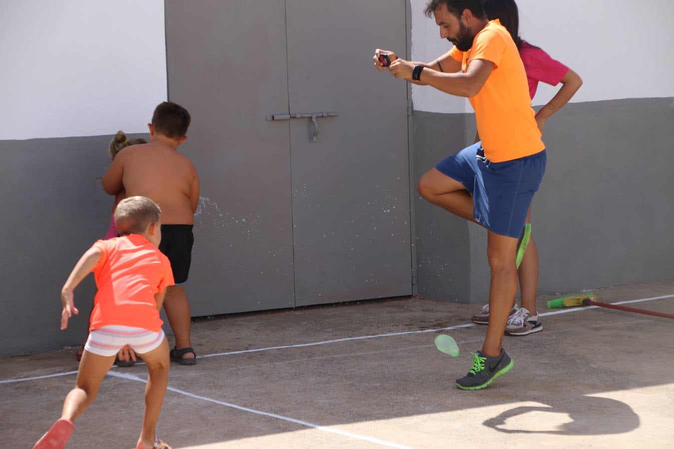 'Euexia Rural' ha celebrado, este fin de semana, su primer 'Campus deportivo inclusivo'. La actividad se ha desarrollado en el Palacio de los Guzmanes y ha contado con un variado programa de actividades: juegos acuáticos, 'máster chef', cine, baloncesto, fútbol, tenis, actividades nocturnas, etc. Jesús Sosa, presidente de la citada Asociación, ha señalado que «ha sido un campus muy diferente, tanto por el aprendizaje en diversidad de los niños como por el entorno en el que ha tenido lugar». Unas 55 personas, entre ellas, 25 niños, han formado parte de este Campus en el que «personas con discapacidad de nuestra asociación y otros colectivos en riesgo de exclusión social han participado con el rol de monitores, perdiendo, así, el rol de beneficiarios que han venido teniendo históricamente», indica Sosa. La actividad ha contado con el apoyo de la Fundación 'Alfonso Gallardo' y la colaboración de la Diputación de Badajoz, el Ayuntamiento de Jerez y la Fundación 'Decathlon'.