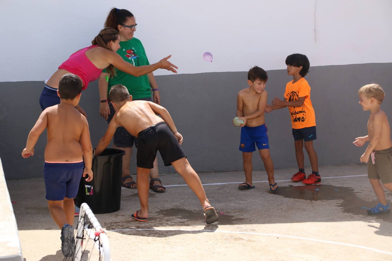 'Euexia Rural' ha celebrado, este fin de semana, su primer 'Campus deportivo inclusivo'. La actividad se ha desarrollado en el Palacio de los Guzmanes y ha contado con un variado programa de actividades: juegos acuáticos, 'máster chef', cine, baloncesto, fútbol, tenis, actividades nocturnas, etc. Jesús Sosa, presidente de la citada Asociación, ha señalado que «ha sido un campus muy diferente, tanto por el aprendizaje en diversidad de los niños como por el entorno en el que ha tenido lugar». Unas 55 personas, entre ellas, 25 niños, han formado parte de este Campus en el que «personas con discapacidad de nuestra asociación y otros colectivos en riesgo de exclusión social han participado con el rol de monitores, perdiendo, así, el rol de beneficiarios que han venido teniendo históricamente», indica Sosa. La actividad ha contado con el apoyo de la Fundación 'Alfonso Gallardo' y la colaboración de la Diputación de Badajoz, el Ayuntamiento de Jerez y la Fundación 'Decathlon'.