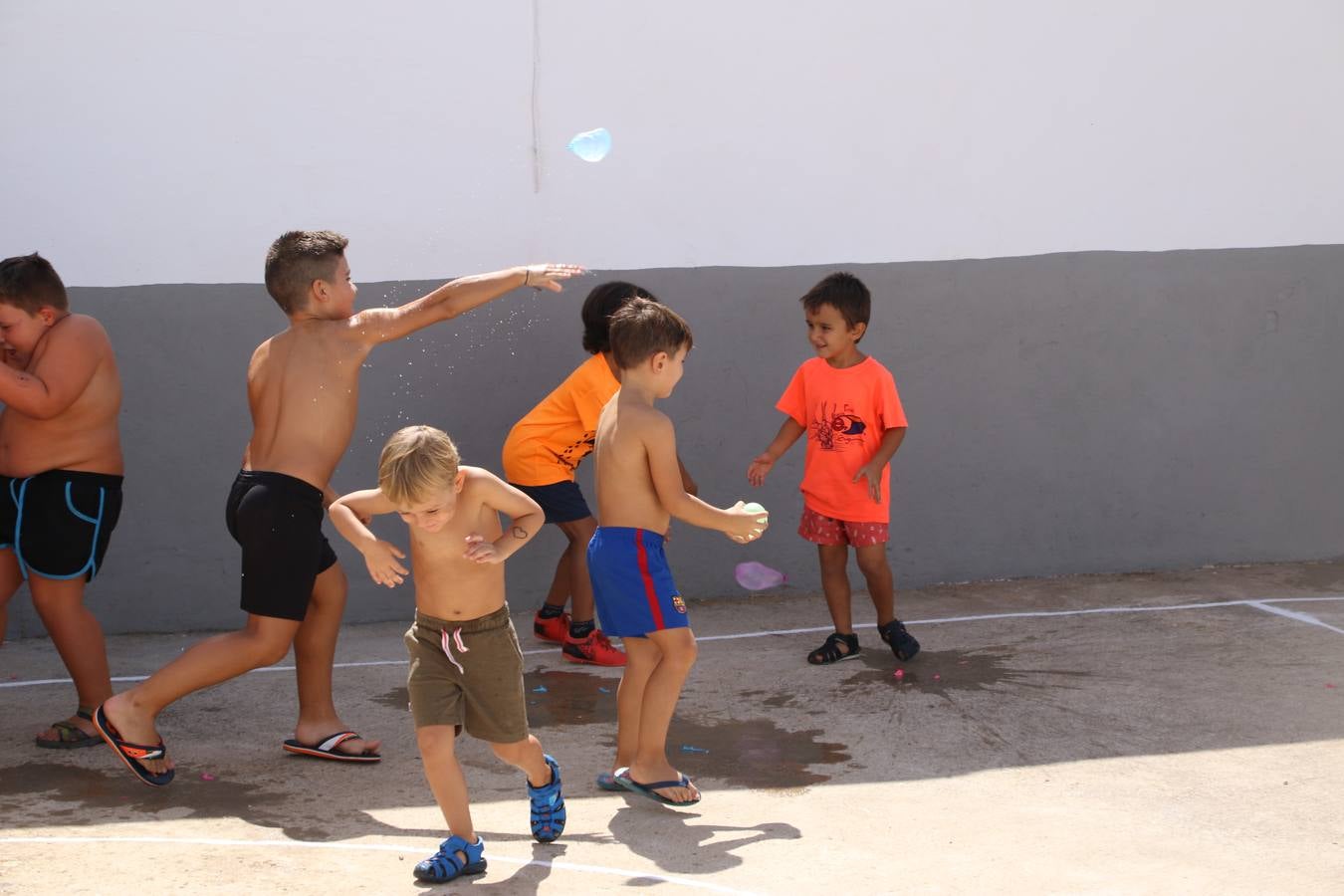 'Euexia Rural' ha celebrado, este fin de semana, su primer 'Campus deportivo inclusivo'. La actividad se ha desarrollado en el Palacio de los Guzmanes y ha contado con un variado programa de actividades: juegos acuáticos, 'máster chef', cine, baloncesto, fútbol, tenis, actividades nocturnas, etc. Jesús Sosa, presidente de la citada Asociación, ha señalado que «ha sido un campus muy diferente, tanto por el aprendizaje en diversidad de los niños como por el entorno en el que ha tenido lugar». Unas 55 personas, entre ellas, 25 niños, han formado parte de este Campus en el que «personas con discapacidad de nuestra asociación y otros colectivos en riesgo de exclusión social han participado con el rol de monitores, perdiendo, así, el rol de beneficiarios que han venido teniendo históricamente», indica Sosa. La actividad ha contado con el apoyo de la Fundación 'Alfonso Gallardo' y la colaboración de la Diputación de Badajoz, el Ayuntamiento de Jerez y la Fundación 'Decathlon'.