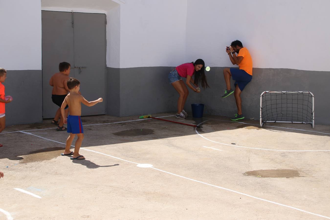 'Euexia Rural' ha celebrado, este fin de semana, su primer 'Campus deportivo inclusivo'. La actividad se ha desarrollado en el Palacio de los Guzmanes y ha contado con un variado programa de actividades: juegos acuáticos, 'máster chef', cine, baloncesto, fútbol, tenis, actividades nocturnas, etc. Jesús Sosa, presidente de la citada Asociación, ha señalado que «ha sido un campus muy diferente, tanto por el aprendizaje en diversidad de los niños como por el entorno en el que ha tenido lugar». Unas 55 personas, entre ellas, 25 niños, han formado parte de este Campus en el que «personas con discapacidad de nuestra asociación y otros colectivos en riesgo de exclusión social han participado con el rol de monitores, perdiendo, así, el rol de beneficiarios que han venido teniendo históricamente», indica Sosa. La actividad ha contado con el apoyo de la Fundación 'Alfonso Gallardo' y la colaboración de la Diputación de Badajoz, el Ayuntamiento de Jerez y la Fundación 'Decathlon'.