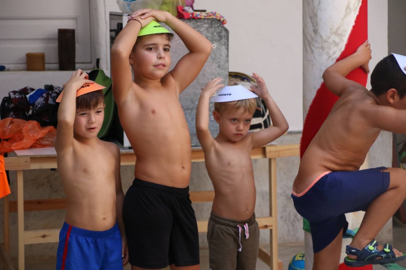 'Euexia Rural' ha celebrado, este fin de semana, su primer 'Campus deportivo inclusivo'. La actividad se ha desarrollado en el Palacio de los Guzmanes y ha contado con un variado programa de actividades: juegos acuáticos, 'máster chef', cine, baloncesto, fútbol, tenis, actividades nocturnas, etc. Jesús Sosa, presidente de la citada Asociación, ha señalado que «ha sido un campus muy diferente, tanto por el aprendizaje en diversidad de los niños como por el entorno en el que ha tenido lugar». Unas 55 personas, entre ellas, 25 niños, han formado parte de este Campus en el que «personas con discapacidad de nuestra asociación y otros colectivos en riesgo de exclusión social han participado con el rol de monitores, perdiendo, así, el rol de beneficiarios que han venido teniendo históricamente», indica Sosa. La actividad ha contado con el apoyo de la Fundación 'Alfonso Gallardo' y la colaboración de la Diputación de Badajoz, el Ayuntamiento de Jerez y la Fundación 'Decathlon'.