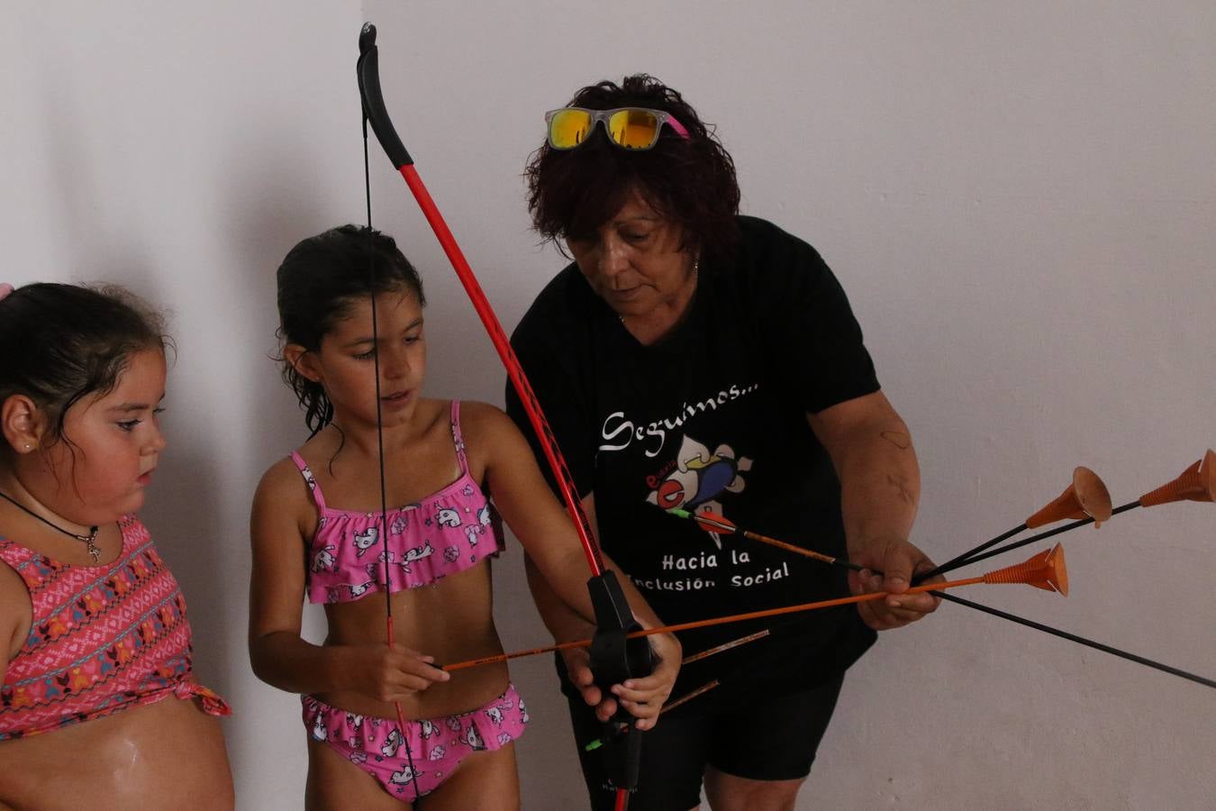 'Euexia Rural' ha celebrado, este fin de semana, su primer 'Campus deportivo inclusivo'. La actividad se ha desarrollado en el Palacio de los Guzmanes y ha contado con un variado programa de actividades: juegos acuáticos, 'máster chef', cine, baloncesto, fútbol, tenis, actividades nocturnas, etc. Jesús Sosa, presidente de la citada Asociación, ha señalado que «ha sido un campus muy diferente, tanto por el aprendizaje en diversidad de los niños como por el entorno en el que ha tenido lugar». Unas 55 personas, entre ellas, 25 niños, han formado parte de este Campus en el que «personas con discapacidad de nuestra asociación y otros colectivos en riesgo de exclusión social han participado con el rol de monitores, perdiendo, así, el rol de beneficiarios que han venido teniendo históricamente», indica Sosa. La actividad ha contado con el apoyo de la Fundación 'Alfonso Gallardo' y la colaboración de la Diputación de Badajoz, el Ayuntamiento de Jerez y la Fundación 'Decathlon'.