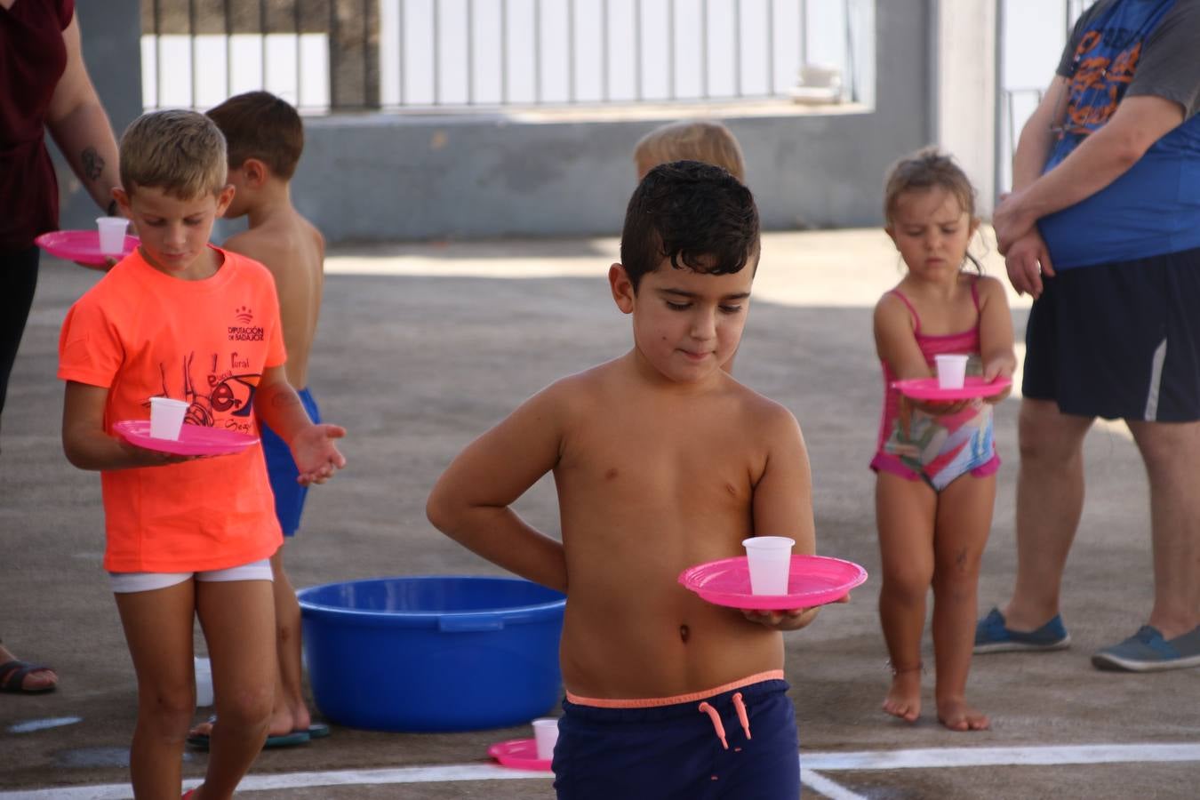 'Euexia Rural' ha celebrado, este fin de semana, su primer 'Campus deportivo inclusivo'. La actividad se ha desarrollado en el Palacio de los Guzmanes y ha contado con un variado programa de actividades: juegos acuáticos, 'máster chef', cine, baloncesto, fútbol, tenis, actividades nocturnas, etc. Jesús Sosa, presidente de la citada Asociación, ha señalado que «ha sido un campus muy diferente, tanto por el aprendizaje en diversidad de los niños como por el entorno en el que ha tenido lugar». Unas 55 personas, entre ellas, 25 niños, han formado parte de este Campus en el que «personas con discapacidad de nuestra asociación y otros colectivos en riesgo de exclusión social han participado con el rol de monitores, perdiendo, así, el rol de beneficiarios que han venido teniendo históricamente», indica Sosa. La actividad ha contado con el apoyo de la Fundación 'Alfonso Gallardo' y la colaboración de la Diputación de Badajoz, el Ayuntamiento de Jerez y la Fundación 'Decathlon'.