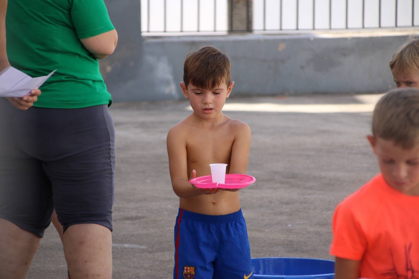 'Euexia Rural' ha celebrado, este fin de semana, su primer 'Campus deportivo inclusivo'. La actividad se ha desarrollado en el Palacio de los Guzmanes y ha contado con un variado programa de actividades: juegos acuáticos, 'máster chef', cine, baloncesto, fútbol, tenis, actividades nocturnas, etc. Jesús Sosa, presidente de la citada Asociación, ha señalado que «ha sido un campus muy diferente, tanto por el aprendizaje en diversidad de los niños como por el entorno en el que ha tenido lugar». Unas 55 personas, entre ellas, 25 niños, han formado parte de este Campus en el que «personas con discapacidad de nuestra asociación y otros colectivos en riesgo de exclusión social han participado con el rol de monitores, perdiendo, así, el rol de beneficiarios que han venido teniendo históricamente», indica Sosa. La actividad ha contado con el apoyo de la Fundación 'Alfonso Gallardo' y la colaboración de la Diputación de Badajoz, el Ayuntamiento de Jerez y la Fundación 'Decathlon'.