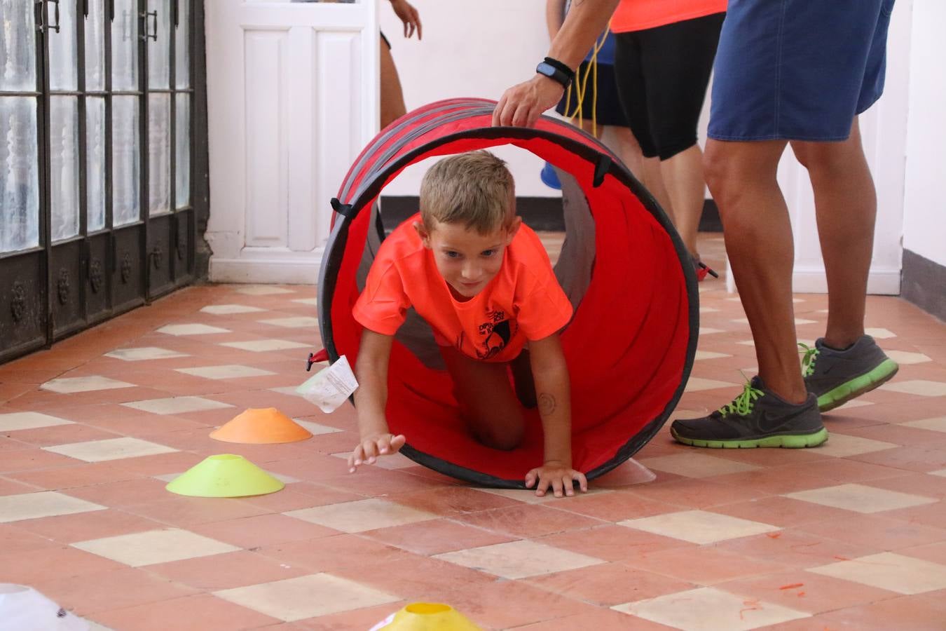 'Euexia Rural' ha celebrado, este fin de semana, su primer 'Campus deportivo inclusivo'. La actividad se ha desarrollado en el Palacio de los Guzmanes y ha contado con un variado programa de actividades: juegos acuáticos, 'máster chef', cine, baloncesto, fútbol, tenis, actividades nocturnas, etc. Jesús Sosa, presidente de la citada Asociación, ha señalado que «ha sido un campus muy diferente, tanto por el aprendizaje en diversidad de los niños como por el entorno en el que ha tenido lugar». Unas 55 personas, entre ellas, 25 niños, han formado parte de este Campus en el que «personas con discapacidad de nuestra asociación y otros colectivos en riesgo de exclusión social han participado con el rol de monitores, perdiendo, así, el rol de beneficiarios que han venido teniendo históricamente», indica Sosa. La actividad ha contado con el apoyo de la Fundación 'Alfonso Gallardo' y la colaboración de la Diputación de Badajoz, el Ayuntamiento de Jerez y la Fundación 'Decathlon'.