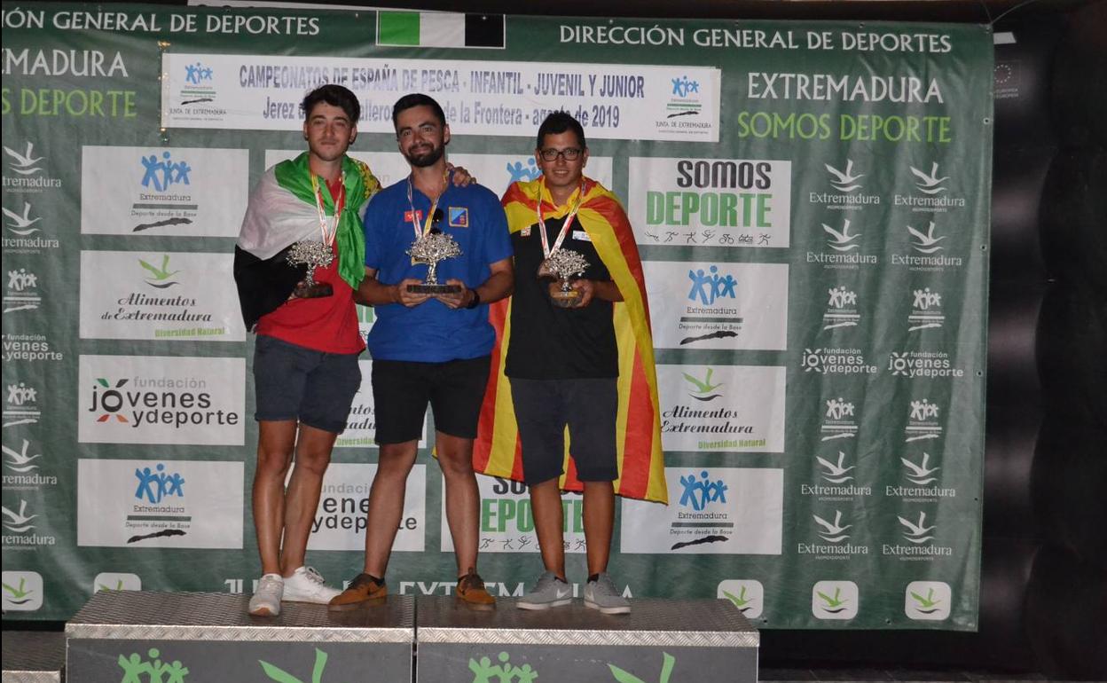 Campeones en la categoría Junior U25, a la izquierda, Víctor Manuel Casablanca, de Oliva de la Frontera que logró la medalla de plata..