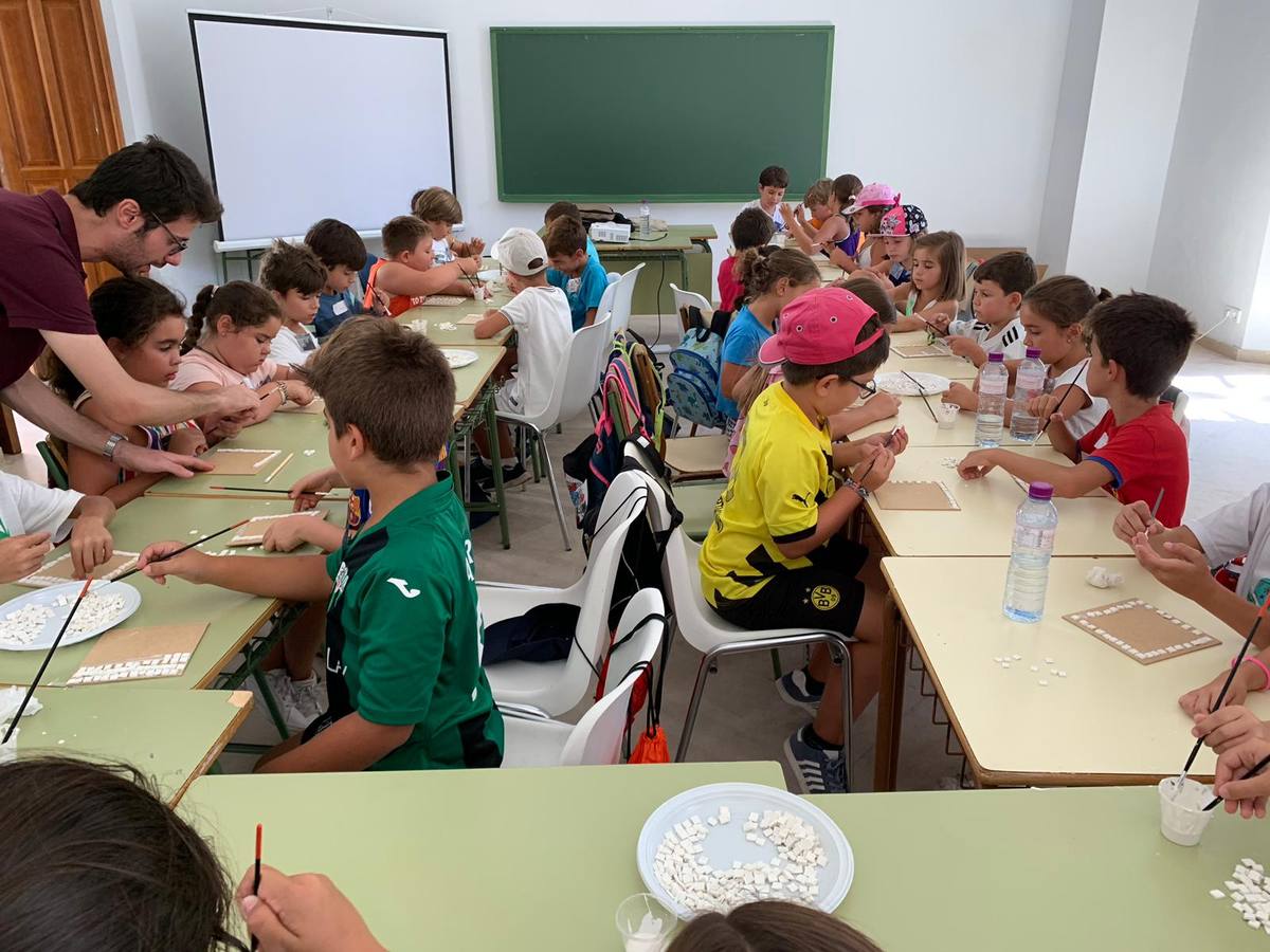 Jerez de los Caballeros ha acogido, esta mañana, la primera jornada del V Campamento turístico, organizado por el Ayuntamiento a través de la Concejalía de Turismo y la Oficina Municipal de Turismo con la implicación del Instituto de Estudios del Antiguo Egipto y el patrocinio de la Fundación 'Alfonso Gallardo'.35 niños y niñas, con edades comprendidas entre los 6 y 10 años, han participado en esta actividad que ha centrado su desarrollo en el conocimiento del patrimonio arqueológico del municipio.