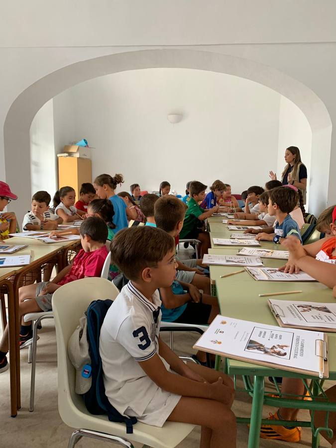 Jerez de los Caballeros ha acogido, esta mañana, la primera jornada del V Campamento turístico, organizado por el Ayuntamiento a través de la Concejalía de Turismo y la Oficina Municipal de Turismo con la implicación del Instituto de Estudios del Antiguo Egipto y el patrocinio de la Fundación 'Alfonso Gallardo'.35 niños y niñas, con edades comprendidas entre los 6 y 10 años, han participado en esta actividad que ha centrado su desarrollo en el conocimiento del patrimonio arqueológico del municipio.