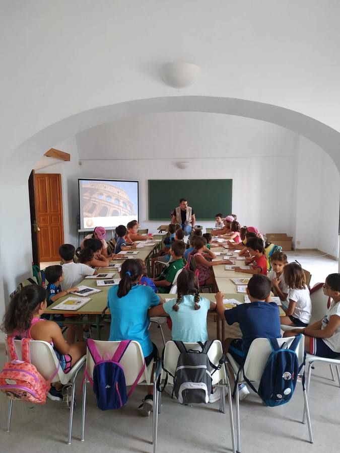 Jerez de los Caballeros ha acogido, esta mañana, la primera jornada del V Campamento turístico, organizado por el Ayuntamiento a través de la Concejalía de Turismo y la Oficina Municipal de Turismo con la implicación del Instituto de Estudios del Antiguo Egipto y el patrocinio de la Fundación 'Alfonso Gallardo'.35 niños y niñas, con edades comprendidas entre los 6 y 10 años, han participado en esta actividad que ha centrado su desarrollo en el conocimiento del patrimonio arqueológico del municipio.
