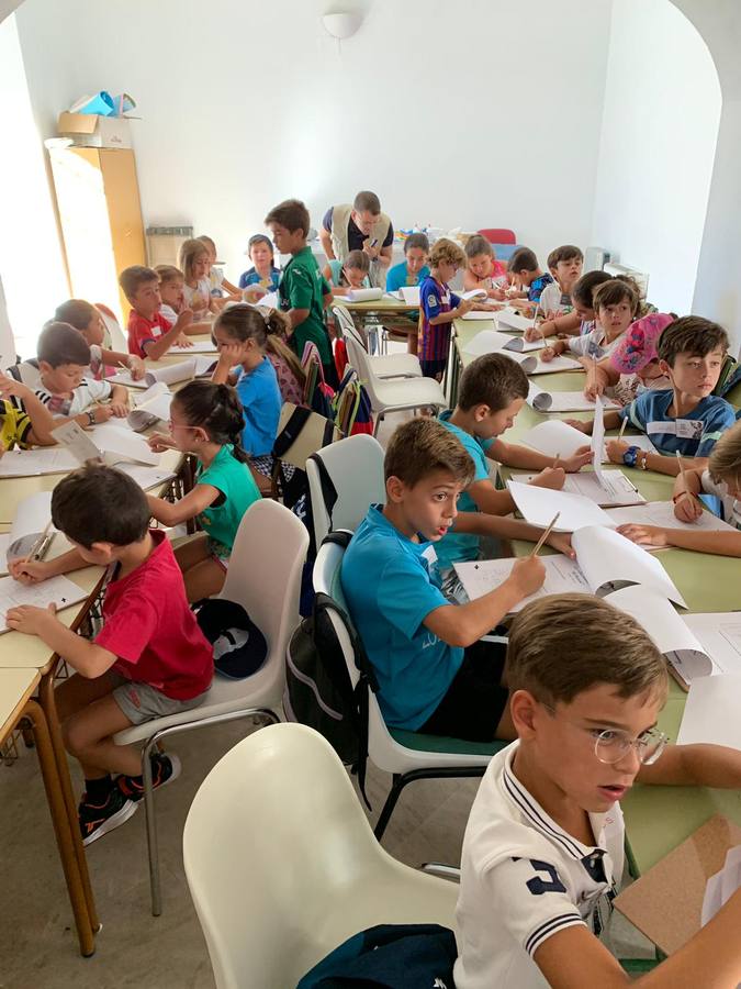 Jerez de los Caballeros ha acogido, esta mañana, la primera jornada del V Campamento turístico, organizado por el Ayuntamiento a través de la Concejalía de Turismo y la Oficina Municipal de Turismo con la implicación del Instituto de Estudios del Antiguo Egipto y el patrocinio de la Fundación 'Alfonso Gallardo'.35 niños y niñas, con edades comprendidas entre los 6 y 10 años, han participado en esta actividad que ha centrado su desarrollo en el conocimiento del patrimonio arqueológico del municipio.