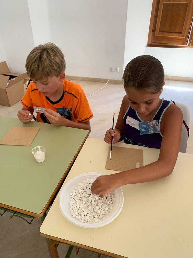 Jerez de los Caballeros ha acogido, esta mañana, la primera jornada del V Campamento turístico, organizado por el Ayuntamiento a través de la Concejalía de Turismo y la Oficina Municipal de Turismo con la implicación del Instituto de Estudios del Antiguo Egipto y el patrocinio de la Fundación 'Alfonso Gallardo'.35 niños y niñas, con edades comprendidas entre los 6 y 10 años, han participado en esta actividad que ha centrado su desarrollo en el conocimiento del patrimonio arqueológico del municipio.