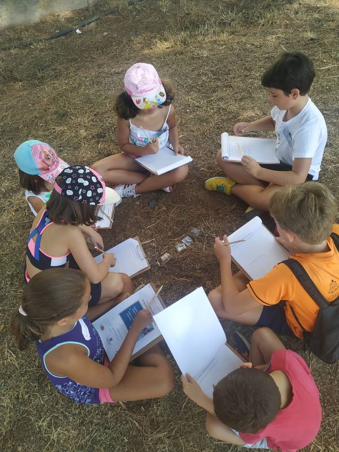 Jerez de los Caballeros ha acogido, esta mañana, la primera jornada del V Campamento turístico, organizado por el Ayuntamiento a través de la Concejalía de Turismo y la Oficina Municipal de Turismo con la implicación del Instituto de Estudios del Antiguo Egipto y el patrocinio de la Fundación 'Alfonso Gallardo'.35 niños y niñas, con edades comprendidas entre los 6 y 10 años, han participado en esta actividad que ha centrado su desarrollo en el conocimiento del patrimonio arqueológico del municipio.