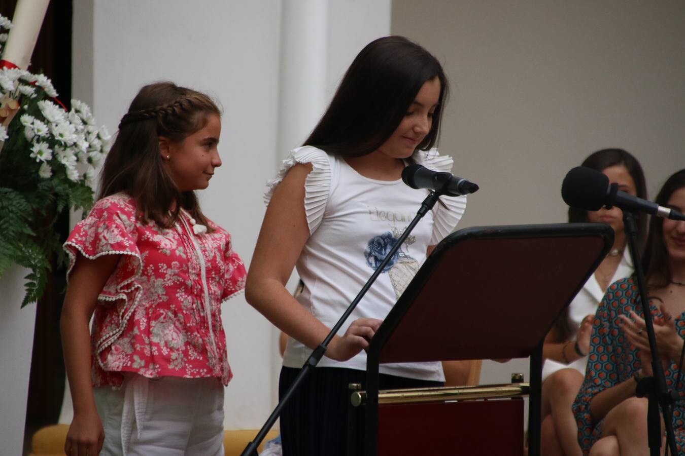 El patio del Conventual San Agustín se convirtió, ayer, en el mejor escenario para la celebración de la tercera edición de la 'Gala de Educación', organizada por el Ayuntamiento del municipio. Un acto que volvió a poner en valor el esfuerzo, la constancia, la superación personal y el trabajo constante del alumnado durante el curso y que tuvo como protagonistas a los mejores expedientes académicos del curso 2018/2019.Los alumnos y alumnas galardonados fueron: Juan Manuel Rey Cancho del Colegio de Educación Especial 'Nuestra Señora de Aguasantas'; Adrián Agudo Venegas de 6º de primaria del Colegio 'Nuestra Señora de la Paz'; María Pérez Serrano de 6º de primaria del Colegio 'Sotomayor y Terrazas'; Jorge Moya Ollero de 6º de primaria del Colegio 'El Rodeo'; María Mercedes Torre Alonso, Lorena Olivares Larios, Esmeralda Caso Corrales y Natalia Terrón Ramos de 4º de la E.S.O., ciclo formativo de grado medio, ciclo formativo de grado superior y 2º bachillerato del Instituto 'Ramón Carande', respectivamente; María del Valle Maya Chimeno, Jesús Jiménez Contreras, María Sánchez Garrido y María Victoria Hernández Sánchez de 4º de la E.S.O., ciclo formativo de grado medio, ciclo formativo de grado superior y 2º bachillerato del Instituto 'El Pomar', respectivamente, y Teodora Labrador Hernández del Centro de Adultos 'Cervantes'.