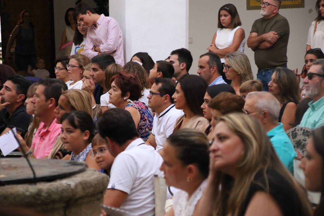 El patio del Conventual San Agustín se convirtió, ayer, en el mejor escenario para la celebración de la tercera edición de la 'Gala de Educación', organizada por el Ayuntamiento del municipio. Un acto que volvió a poner en valor el esfuerzo, la constancia, la superación personal y el trabajo constante del alumnado durante el curso y que tuvo como protagonistas a los mejores expedientes académicos del curso 2018/2019.Los alumnos y alumnas galardonados fueron: Juan Manuel Rey Cancho del Colegio de Educación Especial 'Nuestra Señora de Aguasantas'; Adrián Agudo Venegas de 6º de primaria del Colegio 'Nuestra Señora de la Paz'; María Pérez Serrano de 6º de primaria del Colegio 'Sotomayor y Terrazas'; Jorge Moya Ollero de 6º de primaria del Colegio 'El Rodeo'; María Mercedes Torre Alonso, Lorena Olivares Larios, Esmeralda Caso Corrales y Natalia Terrón Ramos de 4º de la E.S.O., ciclo formativo de grado medio, ciclo formativo de grado superior y 2º bachillerato del Instituto 'Ramón Carande', respectivamente; María del Valle Maya Chimeno, Jesús Jiménez Contreras, María Sánchez Garrido y María Victoria Hernández Sánchez de 4º de la E.S.O., ciclo formativo de grado medio, ciclo formativo de grado superior y 2º bachillerato del Instituto 'El Pomar', respectivamente, y Teodora Labrador Hernández del Centro de Adultos 'Cervantes'.