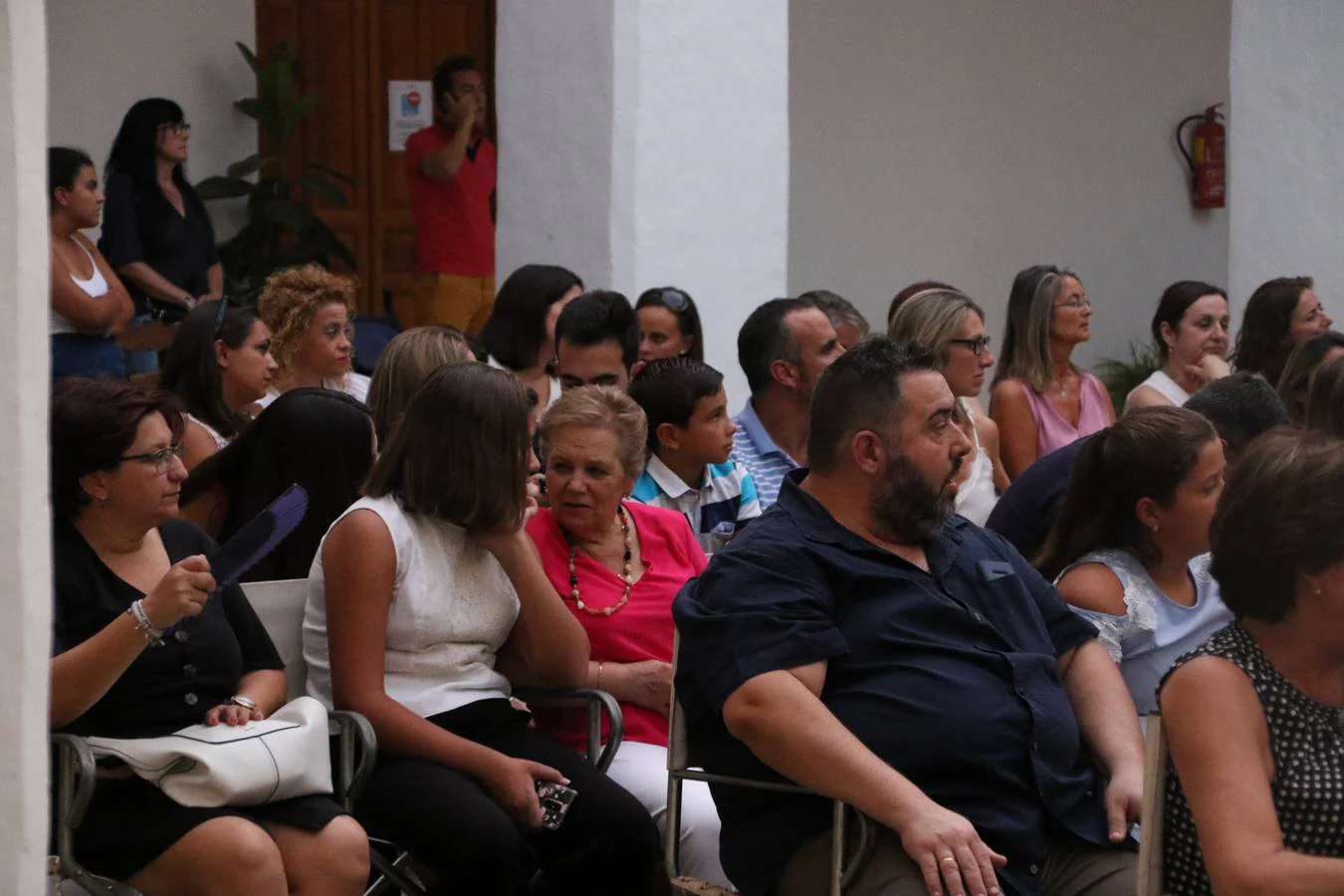 El patio del Conventual San Agustín se convirtió, ayer, en el mejor escenario para la celebración de la tercera edición de la 'Gala de Educación', organizada por el Ayuntamiento del municipio. Un acto que volvió a poner en valor el esfuerzo, la constancia, la superación personal y el trabajo constante del alumnado durante el curso y que tuvo como protagonistas a los mejores expedientes académicos del curso 2018/2019.Los alumnos y alumnas galardonados fueron: Juan Manuel Rey Cancho del Colegio de Educación Especial 'Nuestra Señora de Aguasantas'; Adrián Agudo Venegas de 6º de primaria del Colegio 'Nuestra Señora de la Paz'; María Pérez Serrano de 6º de primaria del Colegio 'Sotomayor y Terrazas'; Jorge Moya Ollero de 6º de primaria del Colegio 'El Rodeo'; María Mercedes Torre Alonso, Lorena Olivares Larios, Esmeralda Caso Corrales y Natalia Terrón Ramos de 4º de la E.S.O., ciclo formativo de grado medio, ciclo formativo de grado superior y 2º bachillerato del Instituto 'Ramón Carande', respectivamente; María del Valle Maya Chimeno, Jesús Jiménez Contreras, María Sánchez Garrido y María Victoria Hernández Sánchez de 4º de la E.S.O., ciclo formativo de grado medio, ciclo formativo de grado superior y 2º bachillerato del Instituto 'El Pomar', respectivamente, y Teodora Labrador Hernández del Centro de Adultos 'Cervantes'.