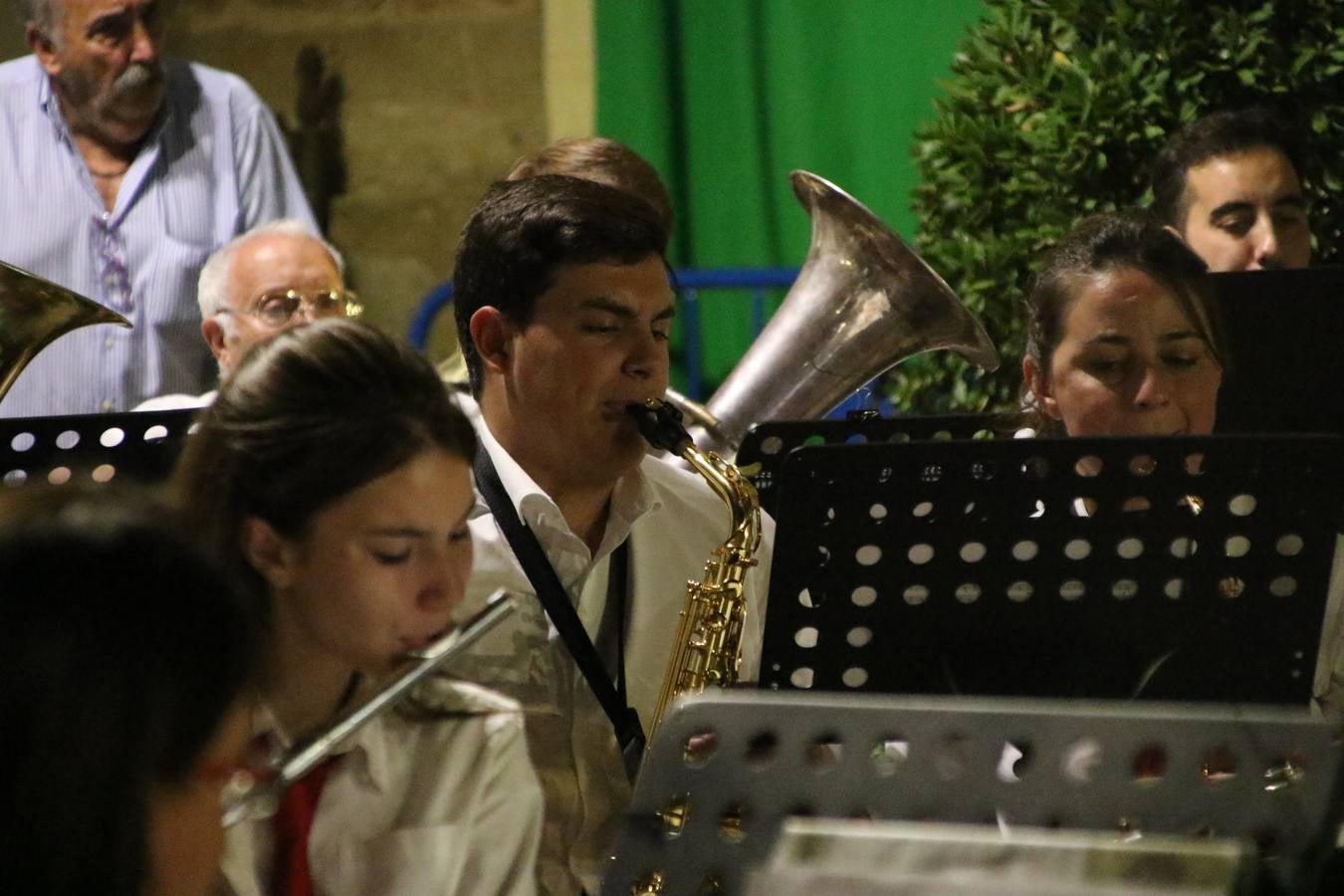 Jerez de los Caballeros conmemoró, ayer, el 'Día de Extremadura', que se celebra hoy, 8 de septiembre, con un acto institucional cargado de emoción y reivindicaciones en la Plaza de España. En su intervención, Juan Carlos Santana, alcalde del municipio, se refirió a la riqueza histórica, cultural y natural de Extremadura y Jerez, y apeló a la unidad para trabajar por un objetivo común: «conseguir un Jerez y una Extremadura mejores, sin localismos, defendiendo la solidaridad entre los territorios». Santana, también, instó a luchar por la igualdad y contra la violencia machista. El regidor, además, reclamó un tren digno para la comarca y que Jerez esté presente en el nuevo mapa ferroviario y de las comunicaciones de Extremadura. En el citado acto, se hizo entrega de varios reconocimientos y medallas a miembros de la Policía Local y Guardia Civil del municipio, y la Asociación Musical Jerez de los Caballeros y el grupo de baile 'Jara y Jerez' deleitaron a los allí presentes con sus actuaciones.