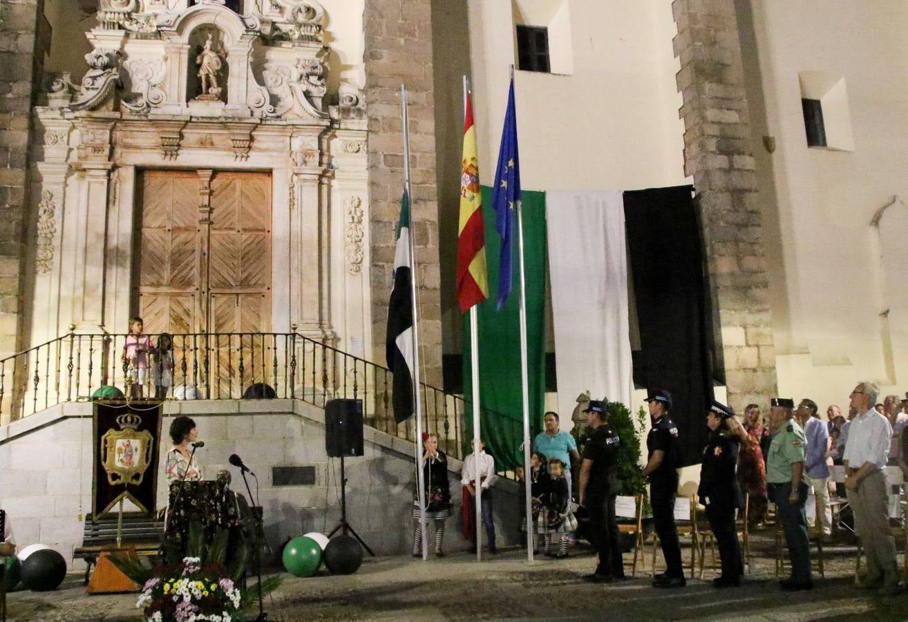Jerez de los Caballeros conmemoró, ayer, el 'Día de Extremadura', que se celebra hoy, 8 de septiembre, con un acto institucional cargado de emoción y reivindicaciones en la Plaza de España. En su intervención, Juan Carlos Santana, alcalde del municipio, se refirió a la riqueza histórica, cultural y natural de Extremadura y Jerez, y apeló a la unidad para trabajar por un objetivo común: «conseguir un Jerez y una Extremadura mejores, sin localismos, defendiendo la solidaridad entre los territorios». Santana, también, instó a luchar por la igualdad y contra la violencia machista. El regidor, además, reclamó un tren digno para la comarca y que Jerez esté presente en el nuevo mapa ferroviario y de las comunicaciones de Extremadura. En el citado acto, se hizo entrega de varios reconocimientos y medallas a miembros de la Policía Local y Guardia Civil del municipio, y la Asociación Musical Jerez de los Caballeros y el grupo de baile 'Jara y Jerez' deleitaron a los allí presentes con sus actuaciones.