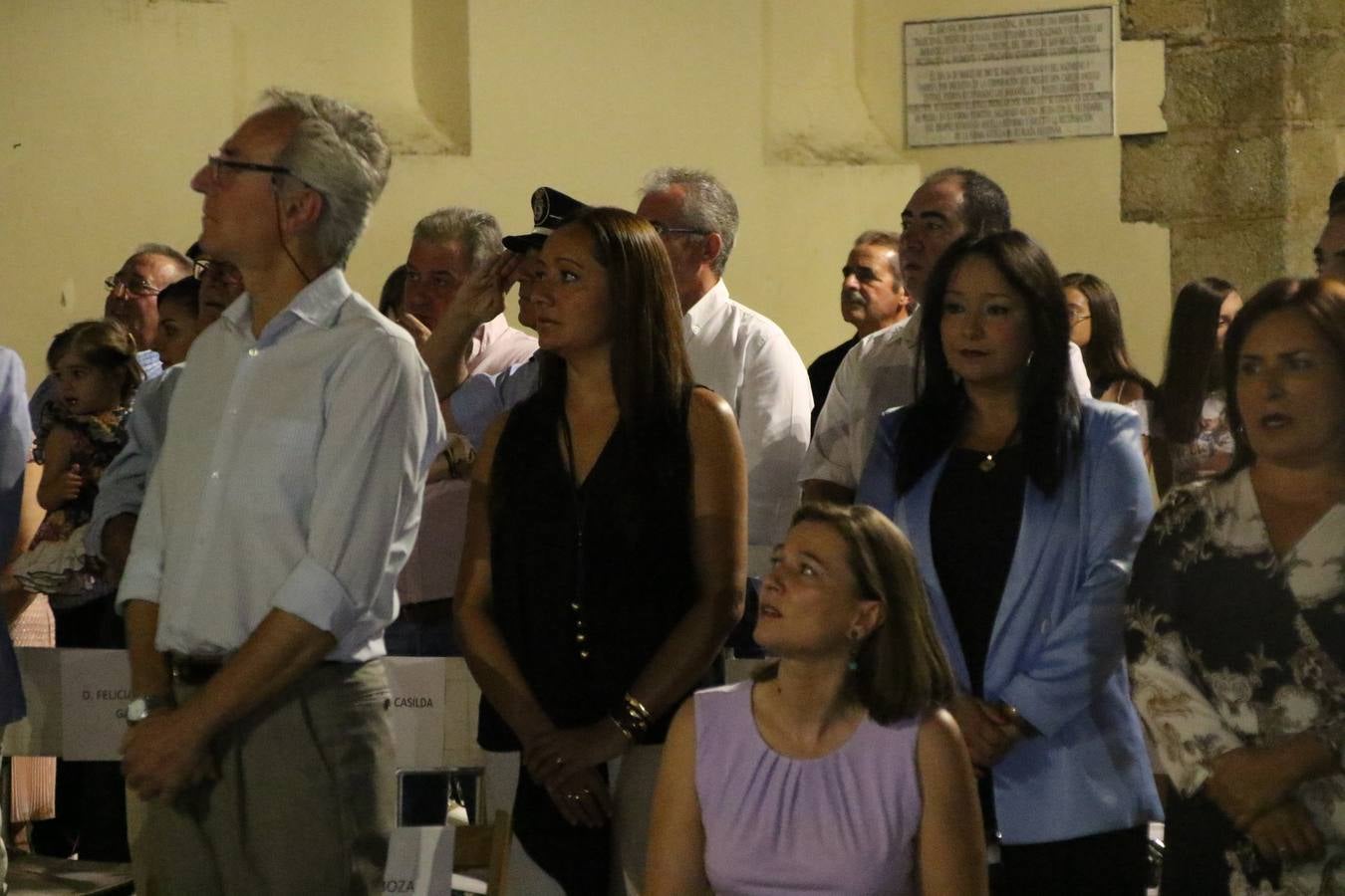 Jerez de los Caballeros conmemoró, ayer, el 'Día de Extremadura', que se celebra hoy, 8 de septiembre, con un acto institucional cargado de emoción y reivindicaciones en la Plaza de España. En su intervención, Juan Carlos Santana, alcalde del municipio, se refirió a la riqueza histórica, cultural y natural de Extremadura y Jerez, y apeló a la unidad para trabajar por un objetivo común: «conseguir un Jerez y una Extremadura mejores, sin localismos, defendiendo la solidaridad entre los territorios». Santana, también, instó a luchar por la igualdad y contra la violencia machista. El regidor, además, reclamó un tren digno para la comarca y que Jerez esté presente en el nuevo mapa ferroviario y de las comunicaciones de Extremadura. En el citado acto, se hizo entrega de varios reconocimientos y medallas a miembros de la Policía Local y Guardia Civil del municipio, y la Asociación Musical Jerez de los Caballeros y el grupo de baile 'Jara y Jerez' deleitaron a los allí presentes con sus actuaciones.