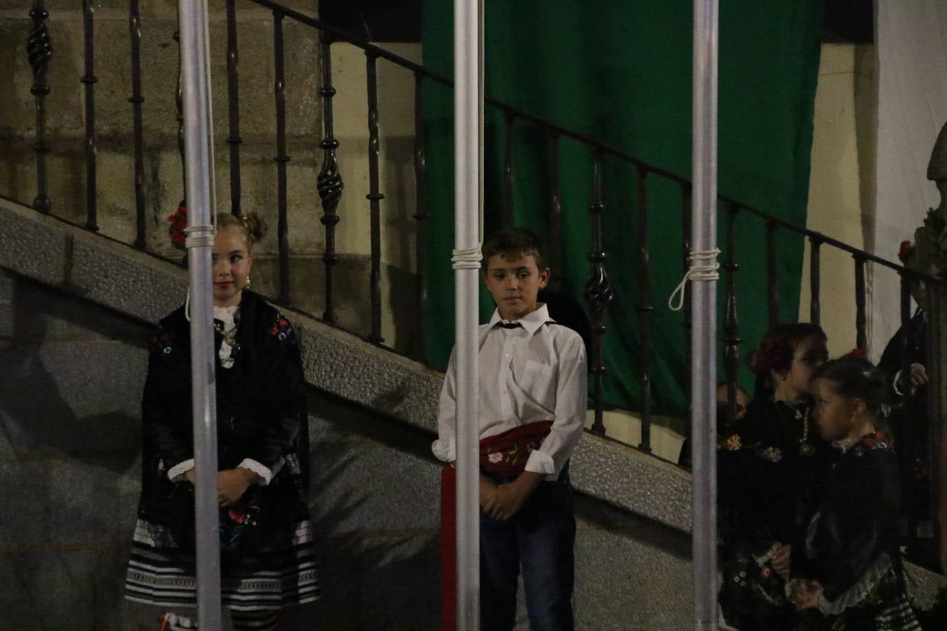 Jerez de los Caballeros conmemoró, ayer, el 'Día de Extremadura', que se celebra hoy, 8 de septiembre, con un acto institucional cargado de emoción y reivindicaciones en la Plaza de España. En su intervención, Juan Carlos Santana, alcalde del municipio, se refirió a la riqueza histórica, cultural y natural de Extremadura y Jerez, y apeló a la unidad para trabajar por un objetivo común: «conseguir un Jerez y una Extremadura mejores, sin localismos, defendiendo la solidaridad entre los territorios». Santana, también, instó a luchar por la igualdad y contra la violencia machista. El regidor, además, reclamó un tren digno para la comarca y que Jerez esté presente en el nuevo mapa ferroviario y de las comunicaciones de Extremadura. En el citado acto, se hizo entrega de varios reconocimientos y medallas a miembros de la Policía Local y Guardia Civil del municipio, y la Asociación Musical Jerez de los Caballeros y el grupo de baile 'Jara y Jerez' deleitaron a los allí presentes con sus actuaciones.