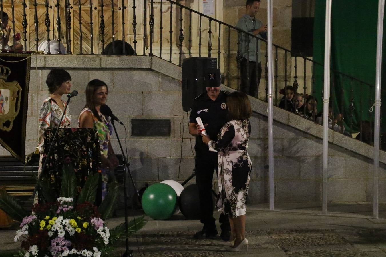 Jerez de los Caballeros conmemoró, ayer, el 'Día de Extremadura', que se celebra hoy, 8 de septiembre, con un acto institucional cargado de emoción y reivindicaciones en la Plaza de España. En su intervención, Juan Carlos Santana, alcalde del municipio, se refirió a la riqueza histórica, cultural y natural de Extremadura y Jerez, y apeló a la unidad para trabajar por un objetivo común: «conseguir un Jerez y una Extremadura mejores, sin localismos, defendiendo la solidaridad entre los territorios». Santana, también, instó a luchar por la igualdad y contra la violencia machista. El regidor, además, reclamó un tren digno para la comarca y que Jerez esté presente en el nuevo mapa ferroviario y de las comunicaciones de Extremadura. En el citado acto, se hizo entrega de varios reconocimientos y medallas a miembros de la Policía Local y Guardia Civil del municipio, y la Asociación Musical Jerez de los Caballeros y el grupo de baile 'Jara y Jerez' deleitaron a los allí presentes con sus actuaciones.