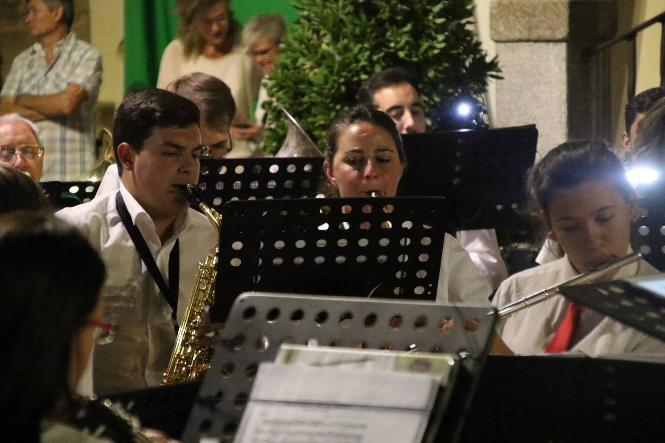 Jerez de los Caballeros conmemoró, ayer, el 'Día de Extremadura', que se celebra hoy, 8 de septiembre, con un acto institucional cargado de emoción y reivindicaciones en la Plaza de España. En su intervención, Juan Carlos Santana, alcalde del municipio, se refirió a la riqueza histórica, cultural y natural de Extremadura y Jerez, y apeló a la unidad para trabajar por un objetivo común: «conseguir un Jerez y una Extremadura mejores, sin localismos, defendiendo la solidaridad entre los territorios». Santana, también, instó a luchar por la igualdad y contra la violencia machista. El regidor, además, reclamó un tren digno para la comarca y que Jerez esté presente en el nuevo mapa ferroviario y de las comunicaciones de Extremadura. En el citado acto, se hizo entrega de varios reconocimientos y medallas a miembros de la Policía Local y Guardia Civil del municipio, y la Asociación Musical Jerez de los Caballeros y el grupo de baile 'Jara y Jerez' deleitaron a los allí presentes con sus actuaciones.