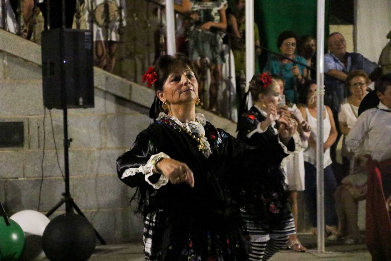Jerez de los Caballeros conmemoró, ayer, el 'Día de Extremadura', que se celebra hoy, 8 de septiembre, con un acto institucional cargado de emoción y reivindicaciones en la Plaza de España. En su intervención, Juan Carlos Santana, alcalde del municipio, se refirió a la riqueza histórica, cultural y natural de Extremadura y Jerez, y apeló a la unidad para trabajar por un objetivo común: «conseguir un Jerez y una Extremadura mejores, sin localismos, defendiendo la solidaridad entre los territorios». Santana, también, instó a luchar por la igualdad y contra la violencia machista. El regidor, además, reclamó un tren digno para la comarca y que Jerez esté presente en el nuevo mapa ferroviario y de las comunicaciones de Extremadura. En el citado acto, se hizo entrega de varios reconocimientos y medallas a miembros de la Policía Local y Guardia Civil del municipio, y la Asociación Musical Jerez de los Caballeros y el grupo de baile 'Jara y Jerez' deleitaron a los allí presentes con sus actuaciones.