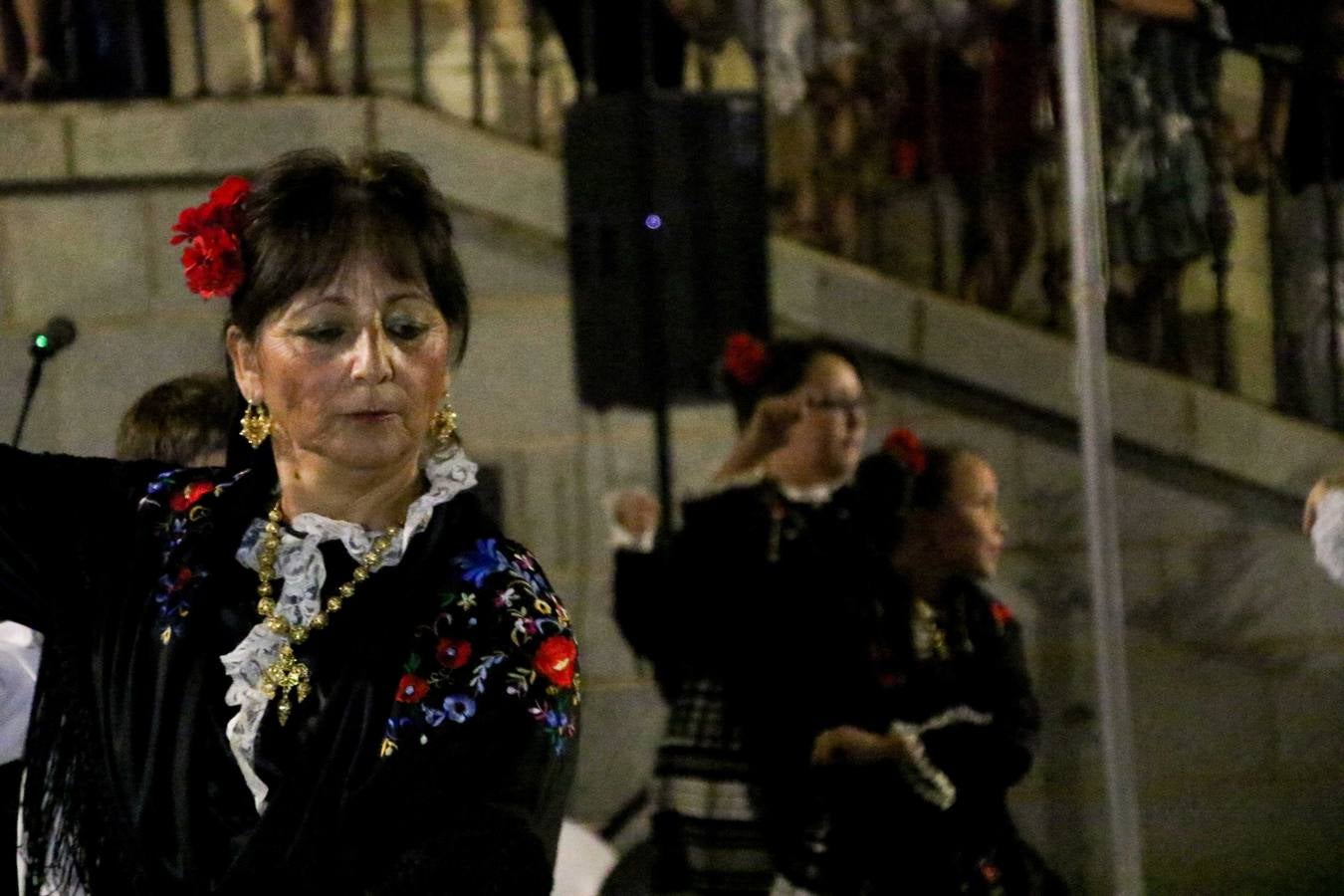 Jerez de los Caballeros conmemoró, ayer, el 'Día de Extremadura', que se celebra hoy, 8 de septiembre, con un acto institucional cargado de emoción y reivindicaciones en la Plaza de España. En su intervención, Juan Carlos Santana, alcalde del municipio, se refirió a la riqueza histórica, cultural y natural de Extremadura y Jerez, y apeló a la unidad para trabajar por un objetivo común: «conseguir un Jerez y una Extremadura mejores, sin localismos, defendiendo la solidaridad entre los territorios». Santana, también, instó a luchar por la igualdad y contra la violencia machista. El regidor, además, reclamó un tren digno para la comarca y que Jerez esté presente en el nuevo mapa ferroviario y de las comunicaciones de Extremadura. En el citado acto, se hizo entrega de varios reconocimientos y medallas a miembros de la Policía Local y Guardia Civil del municipio, y la Asociación Musical Jerez de los Caballeros y el grupo de baile 'Jara y Jerez' deleitaron a los allí presentes con sus actuaciones.