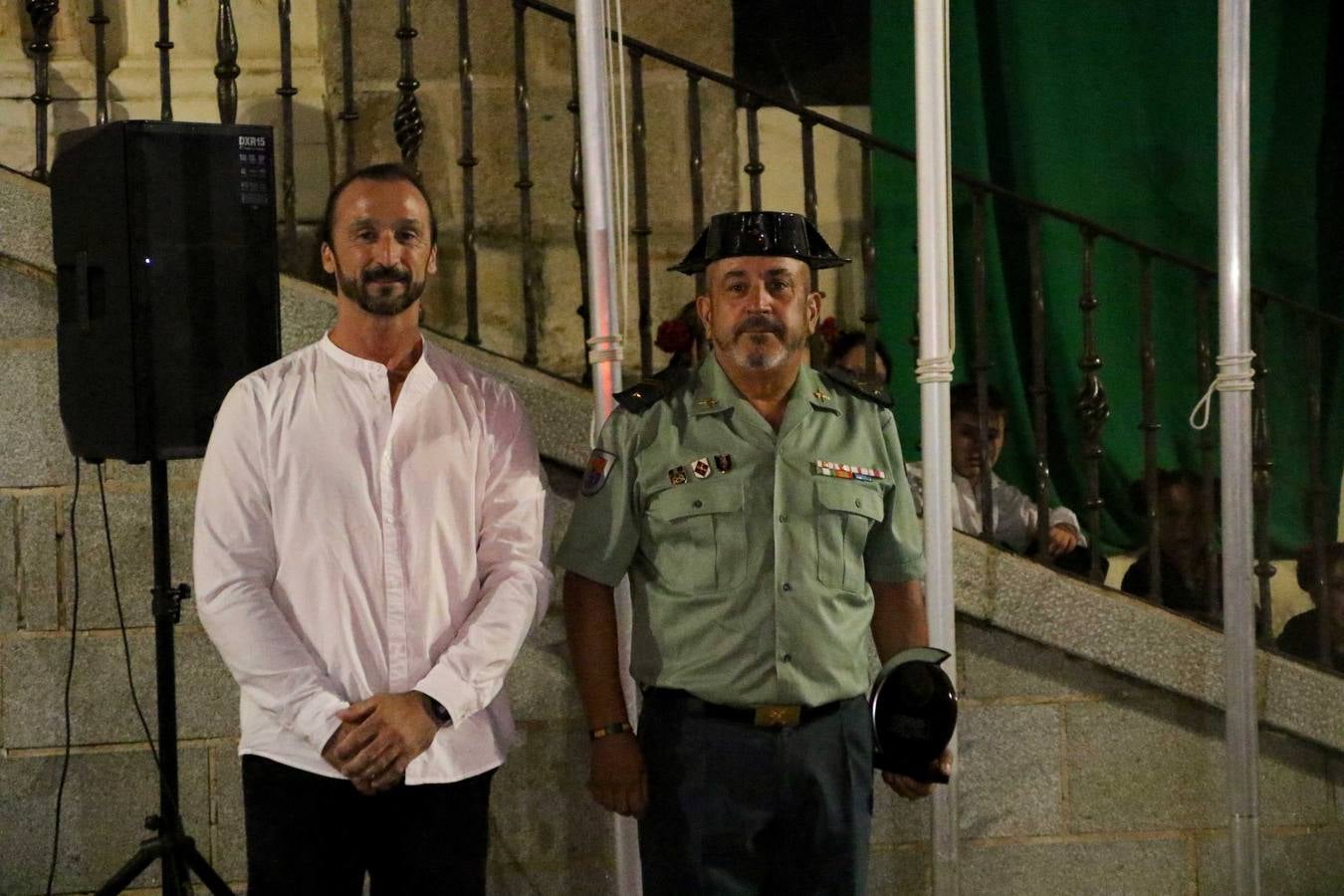 Jerez de los Caballeros conmemoró, ayer, el 'Día de Extremadura', que se celebra hoy, 8 de septiembre, con un acto institucional cargado de emoción y reivindicaciones en la Plaza de España. En su intervención, Juan Carlos Santana, alcalde del municipio, se refirió a la riqueza histórica, cultural y natural de Extremadura y Jerez, y apeló a la unidad para trabajar por un objetivo común: «conseguir un Jerez y una Extremadura mejores, sin localismos, defendiendo la solidaridad entre los territorios». Santana, también, instó a luchar por la igualdad y contra la violencia machista. El regidor, además, reclamó un tren digno para la comarca y que Jerez esté presente en el nuevo mapa ferroviario y de las comunicaciones de Extremadura. En el citado acto, se hizo entrega de varios reconocimientos y medallas a miembros de la Policía Local y Guardia Civil del municipio, y la Asociación Musical Jerez de los Caballeros y el grupo de baile 'Jara y Jerez' deleitaron a los allí presentes con sus actuaciones.