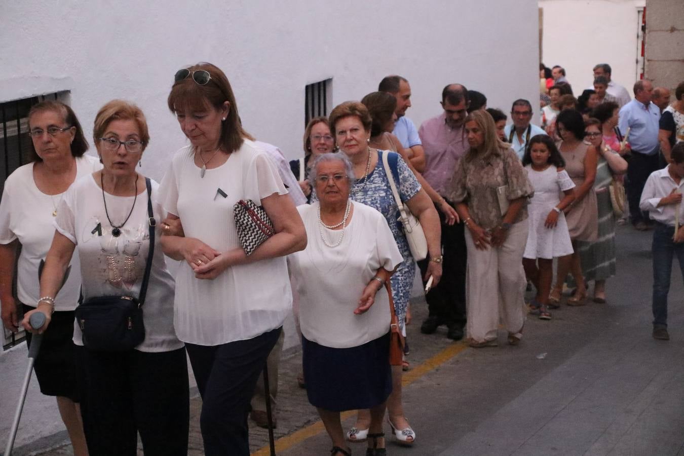 Nuestra Señora de Aguasantas despertó, ayer, una vez más, la devoción y el fervor que los jerezanos sienten hacia Ella. Jerez de los Caballeros se vistió de gala para acompañar a su Patrona en el traslado hacia su Santuario, donde se ponía fin a los tradicionales cultos que desde el pasado mes de agosto se han celebrado en la iglesia de Santa María de la Encarnación, organizados por la Hermandad de Nuestra Señora de Aguasantas.