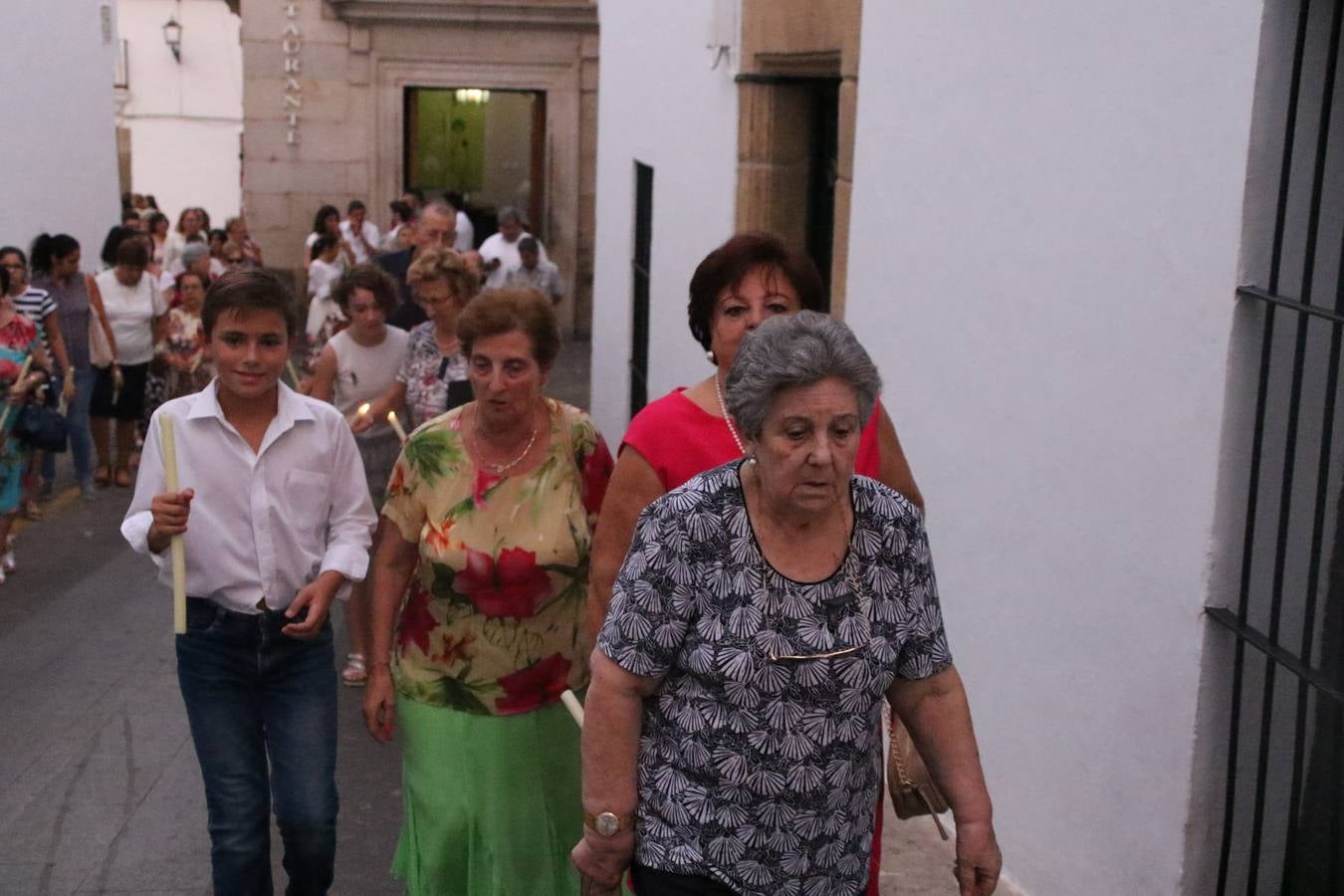 Nuestra Señora de Aguasantas despertó, ayer, una vez más, la devoción y el fervor que los jerezanos sienten hacia Ella. Jerez de los Caballeros se vistió de gala para acompañar a su Patrona en el traslado hacia su Santuario, donde se ponía fin a los tradicionales cultos que desde el pasado mes de agosto se han celebrado en la iglesia de Santa María de la Encarnación, organizados por la Hermandad de Nuestra Señora de Aguasantas.