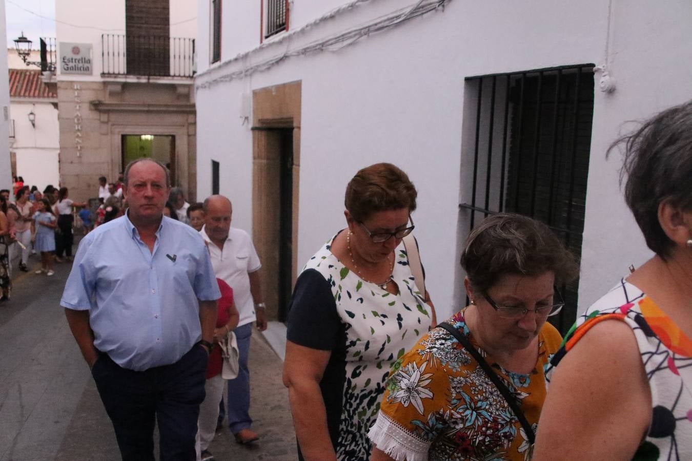 Nuestra Señora de Aguasantas despertó, ayer, una vez más, la devoción y el fervor que los jerezanos sienten hacia Ella. Jerez de los Caballeros se vistió de gala para acompañar a su Patrona en el traslado hacia su Santuario, donde se ponía fin a los tradicionales cultos que desde el pasado mes de agosto se han celebrado en la iglesia de Santa María de la Encarnación, organizados por la Hermandad de Nuestra Señora de Aguasantas.