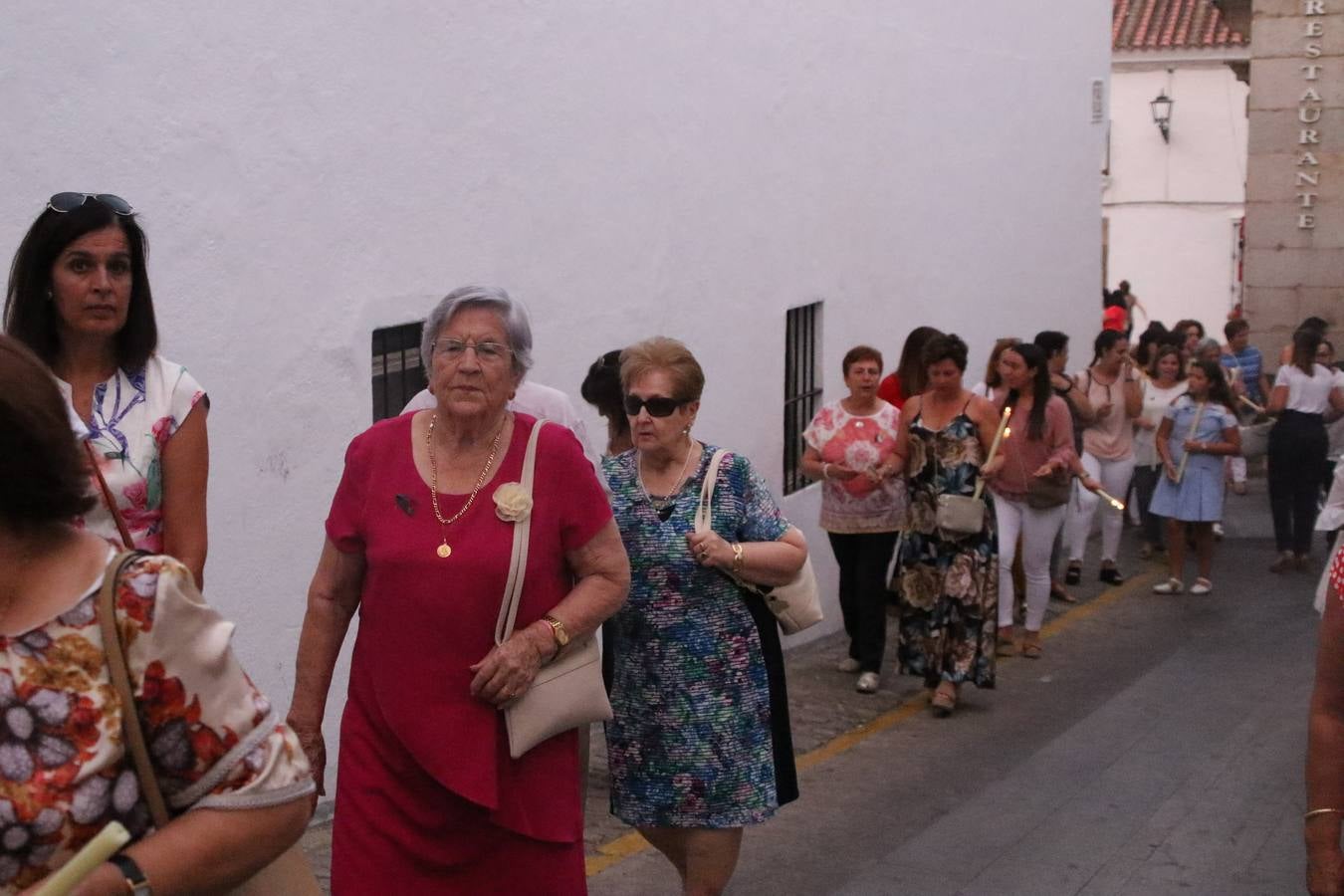 Nuestra Señora de Aguasantas despertó, ayer, una vez más, la devoción y el fervor que los jerezanos sienten hacia Ella. Jerez de los Caballeros se vistió de gala para acompañar a su Patrona en el traslado hacia su Santuario, donde se ponía fin a los tradicionales cultos que desde el pasado mes de agosto se han celebrado en la iglesia de Santa María de la Encarnación, organizados por la Hermandad de Nuestra Señora de Aguasantas.