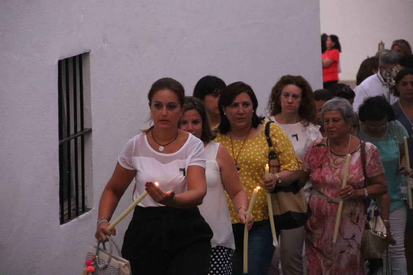 Nuestra Señora de Aguasantas despertó, ayer, una vez más, la devoción y el fervor que los jerezanos sienten hacia Ella. Jerez de los Caballeros se vistió de gala para acompañar a su Patrona en el traslado hacia su Santuario, donde se ponía fin a los tradicionales cultos que desde el pasado mes de agosto se han celebrado en la iglesia de Santa María de la Encarnación, organizados por la Hermandad de Nuestra Señora de Aguasantas.