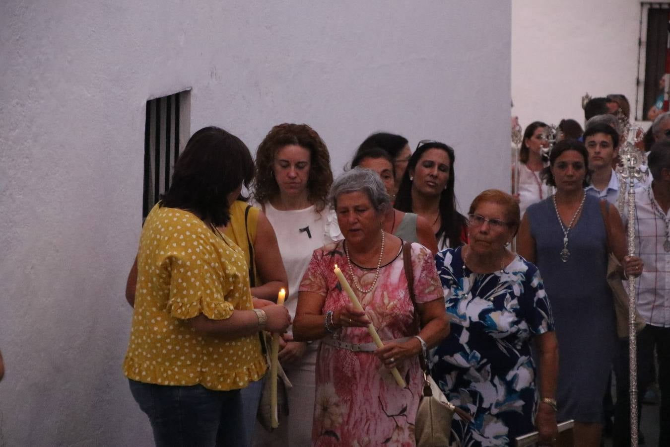 Nuestra Señora de Aguasantas despertó, ayer, una vez más, la devoción y el fervor que los jerezanos sienten hacia Ella. Jerez de los Caballeros se vistió de gala para acompañar a su Patrona en el traslado hacia su Santuario, donde se ponía fin a los tradicionales cultos que desde el pasado mes de agosto se han celebrado en la iglesia de Santa María de la Encarnación, organizados por la Hermandad de Nuestra Señora de Aguasantas.