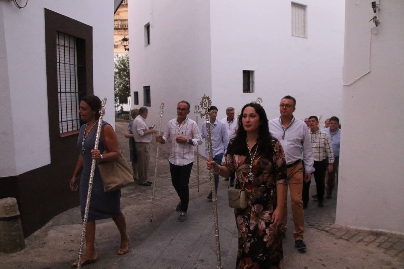 Nuestra Señora de Aguasantas despertó, ayer, una vez más, la devoción y el fervor que los jerezanos sienten hacia Ella. Jerez de los Caballeros se vistió de gala para acompañar a su Patrona en el traslado hacia su Santuario, donde se ponía fin a los tradicionales cultos que desde el pasado mes de agosto se han celebrado en la iglesia de Santa María de la Encarnación, organizados por la Hermandad de Nuestra Señora de Aguasantas.